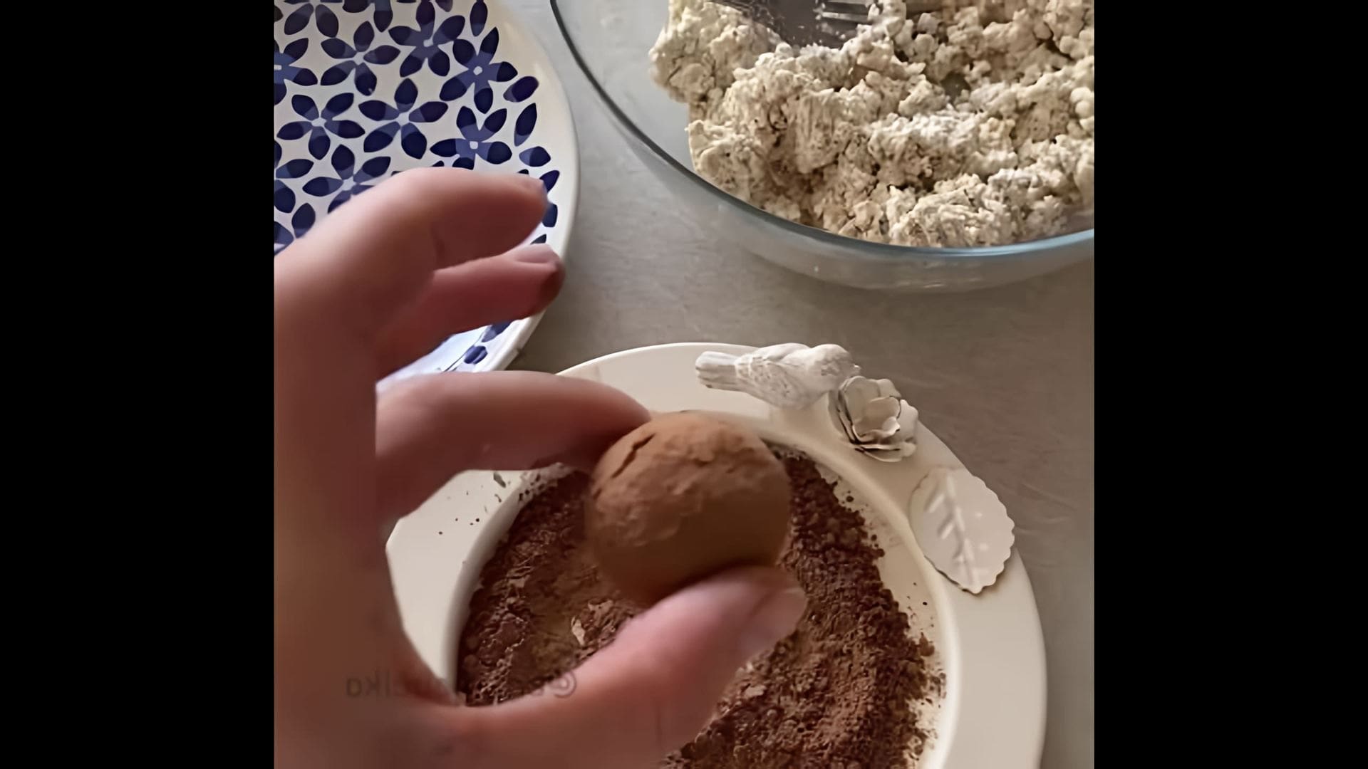 Видео-ролик под названием "Как приготовить белковые конфеты (творожные трюфели)" представляет собой пошаговый рецепт приготовления вкусного и полезного десерта