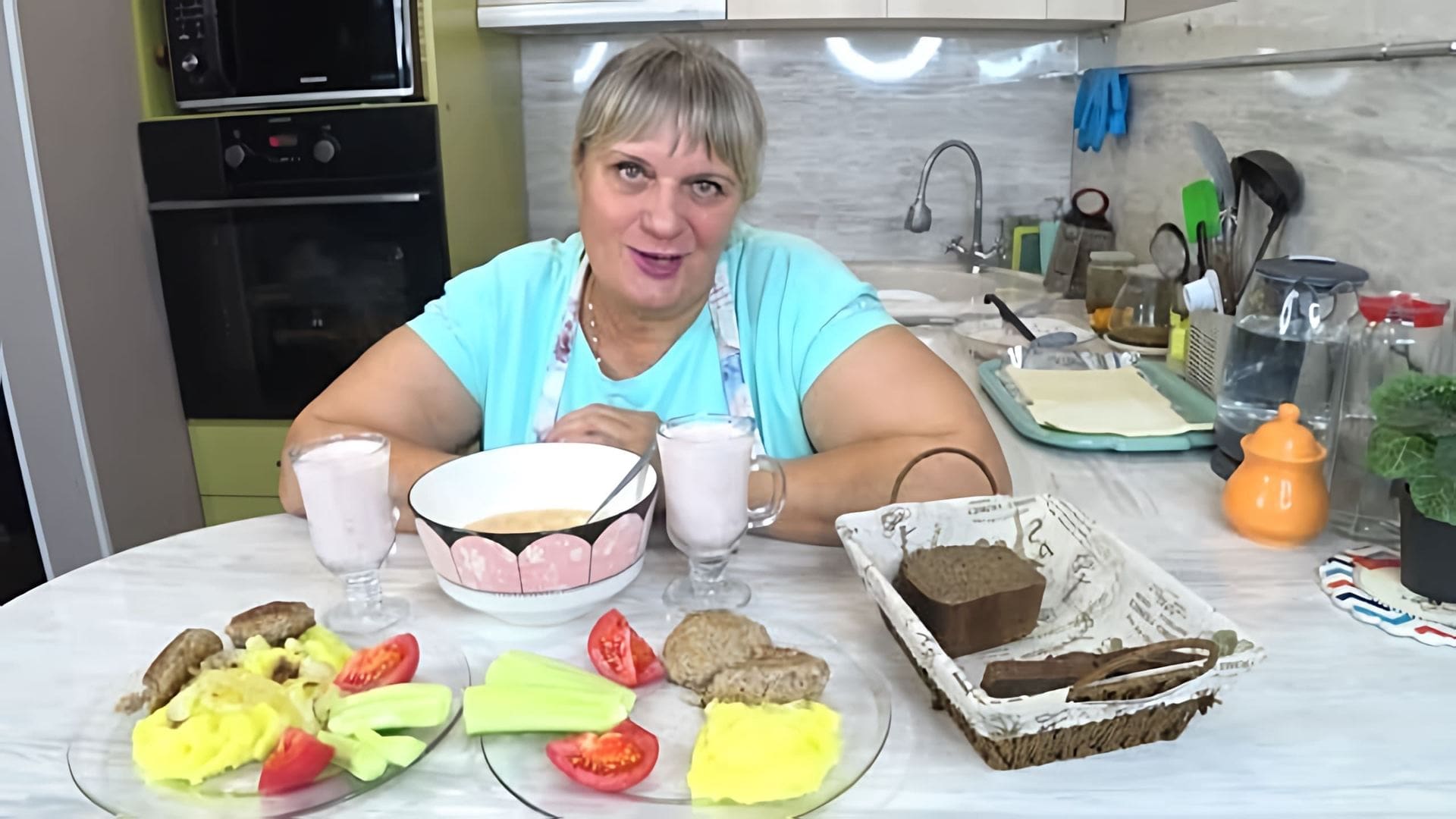 В этом видео автор показывает свой обычный день, включая приготовление обеда