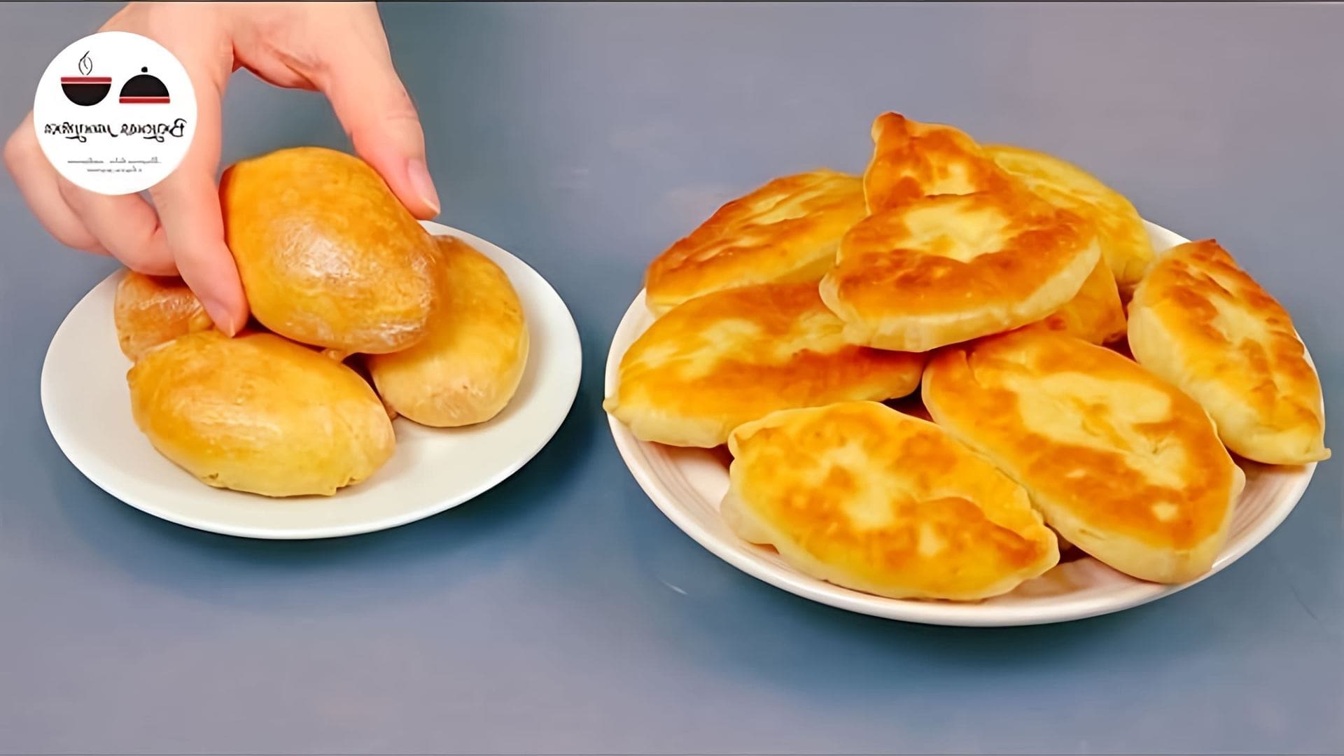 В этом видео демонстрируется процесс приготовления пирожков с необычной начинкой