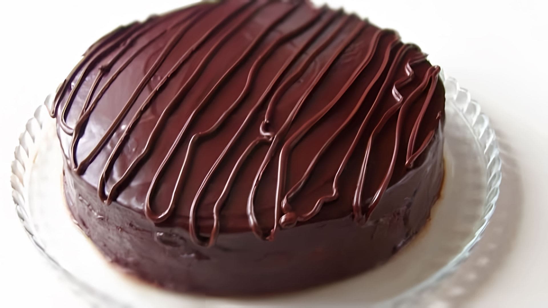 В этом видео демонстрируется процесс приготовления классического торта "Прага" по ГОСТу
