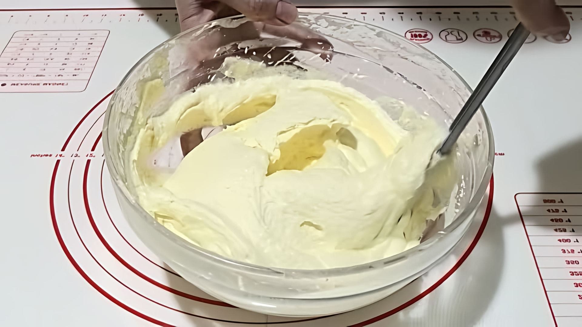 В этом видео демонстрируется процесс приготовления заварного крема на масле и сгущенном молоке