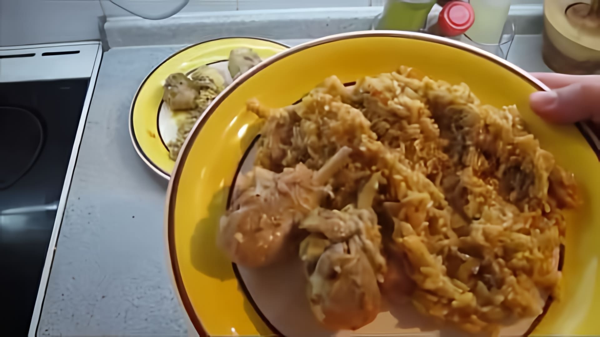 В этом видео демонстрируется процесс приготовления диетического плова с курицей