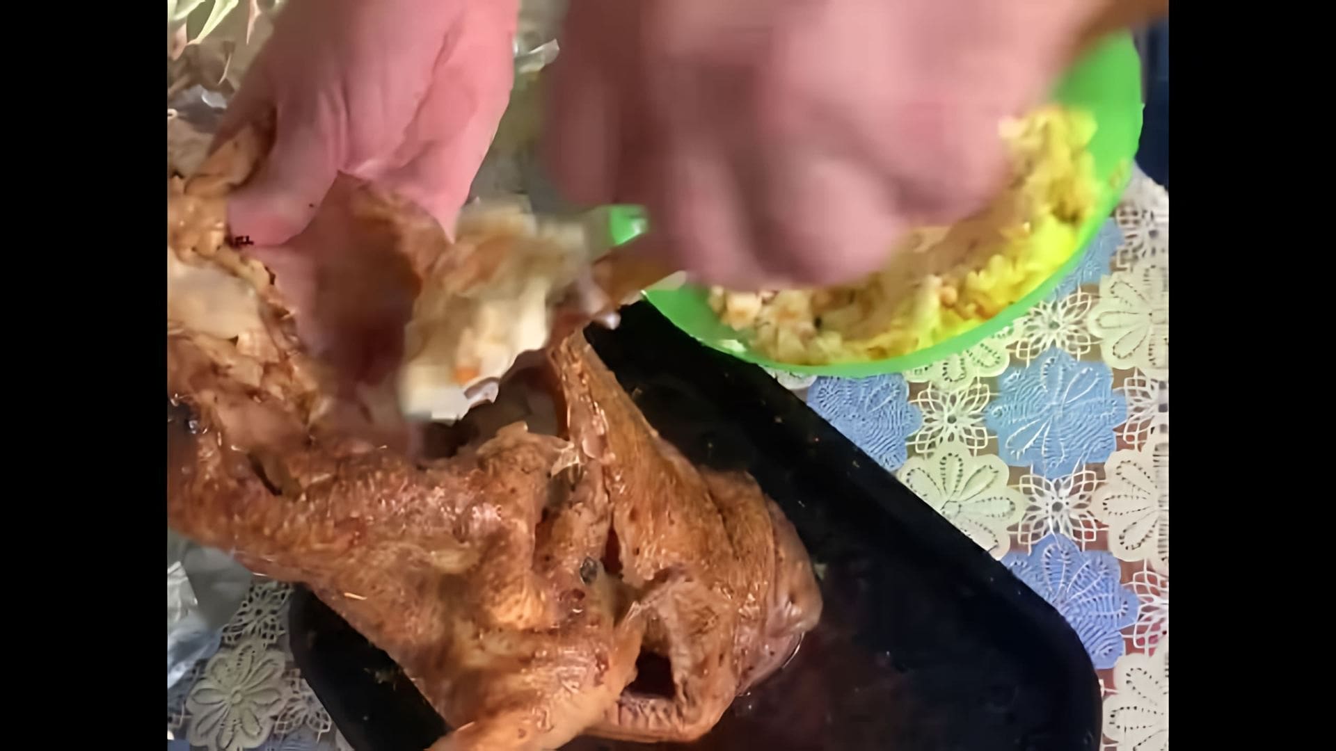 В этом видео-ролике мы увидим утку, которая готовит рис
