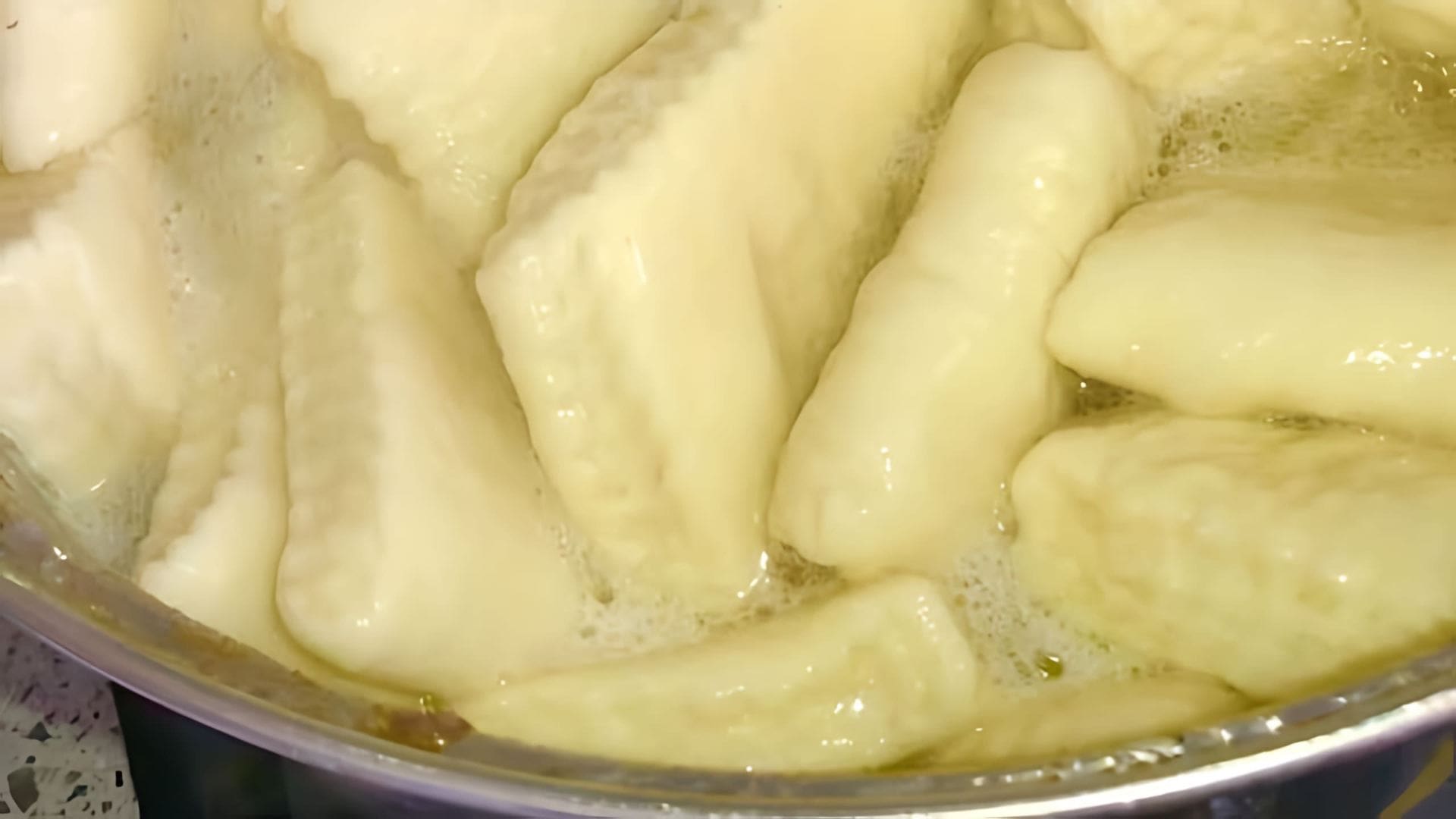 В этом видео демонстрируется рецепт аварского хинкала, дагестанского национального блюда