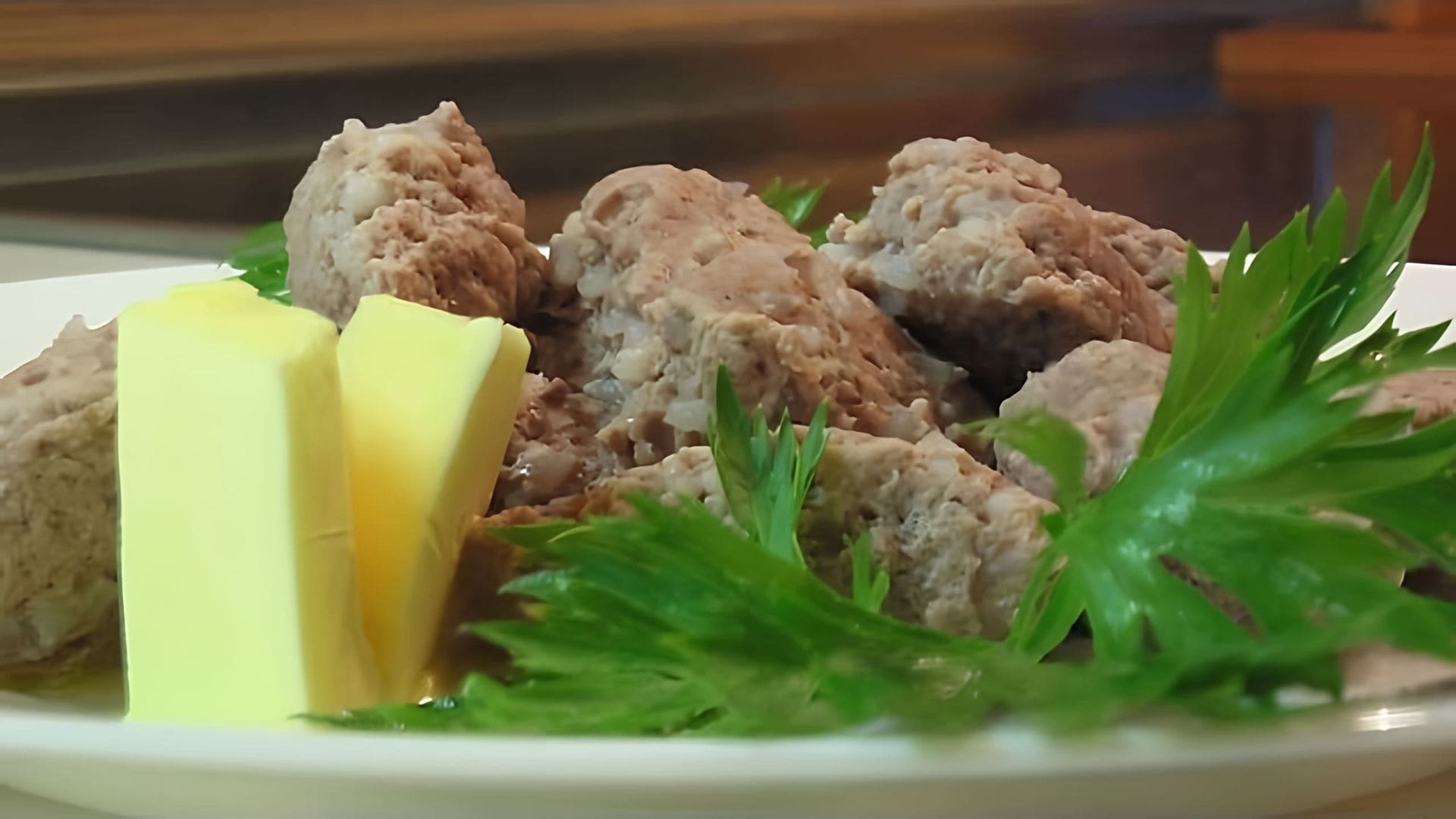 В этом видео демонстрируется рецепт приготовления мясных кнелей