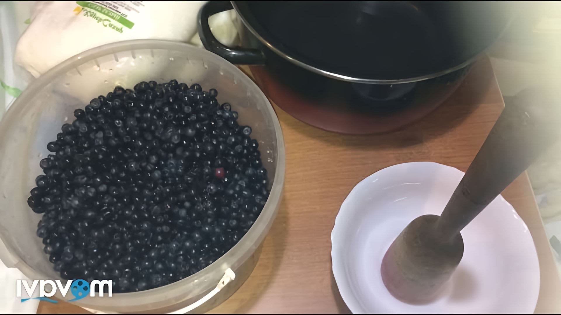 В этом видео демонстрируется пятый способ заготовки черники на зиму - толченая черника с сахаром