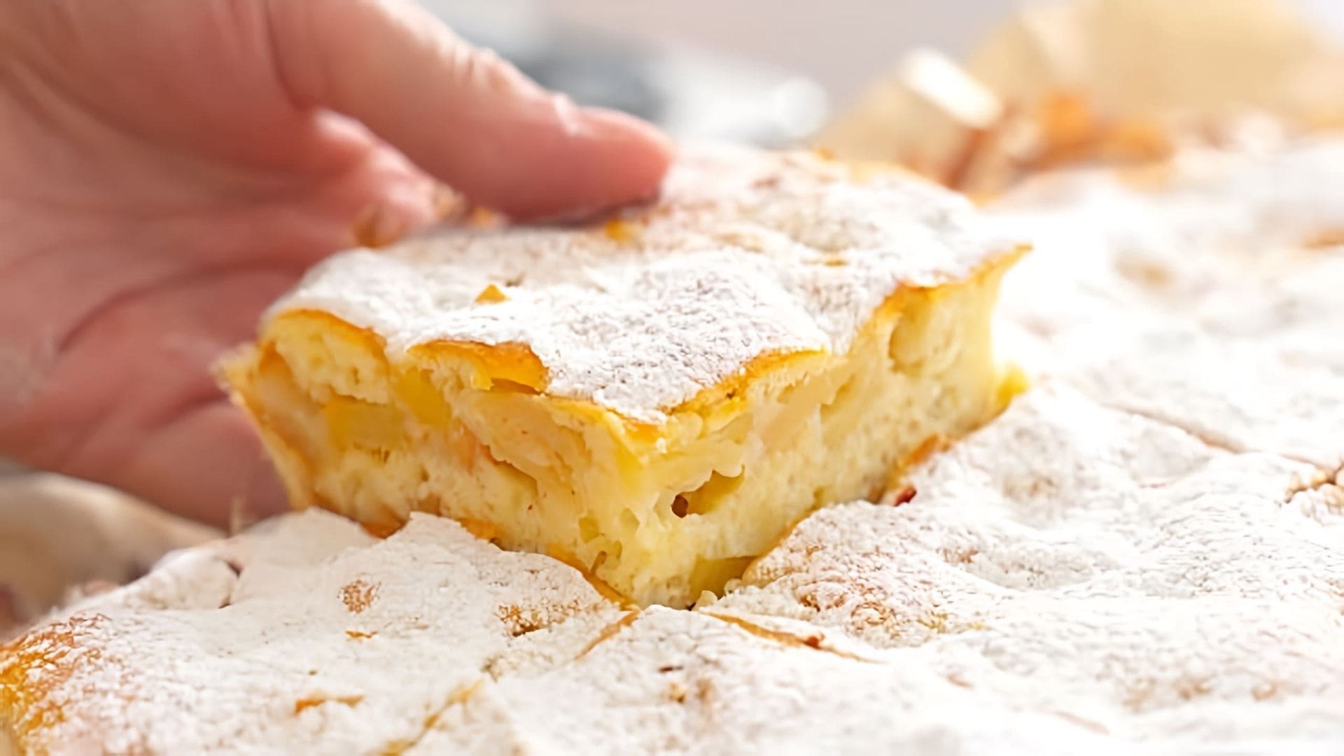 В этом видео демонстрируется рецепт приготовления яблочного пирога