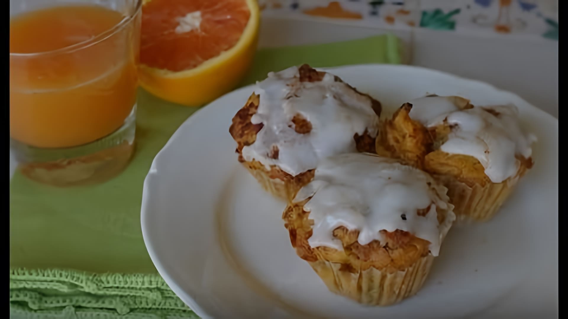 В этом видео Юлия Высоцкая готовит морковные кексы с апельсином и грецкими орехами