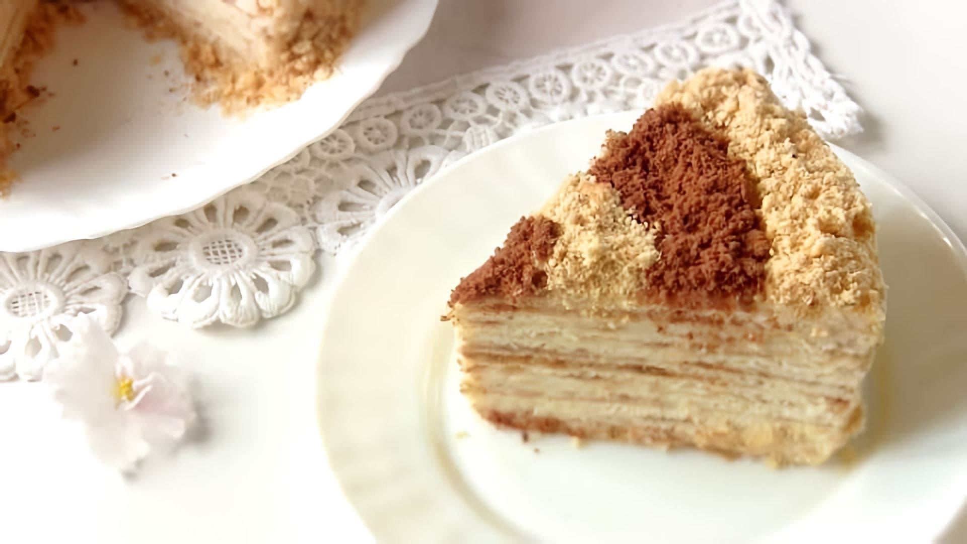 В этом видео демонстрируется рецепт приготовления торта "Сметанник" на сковороде