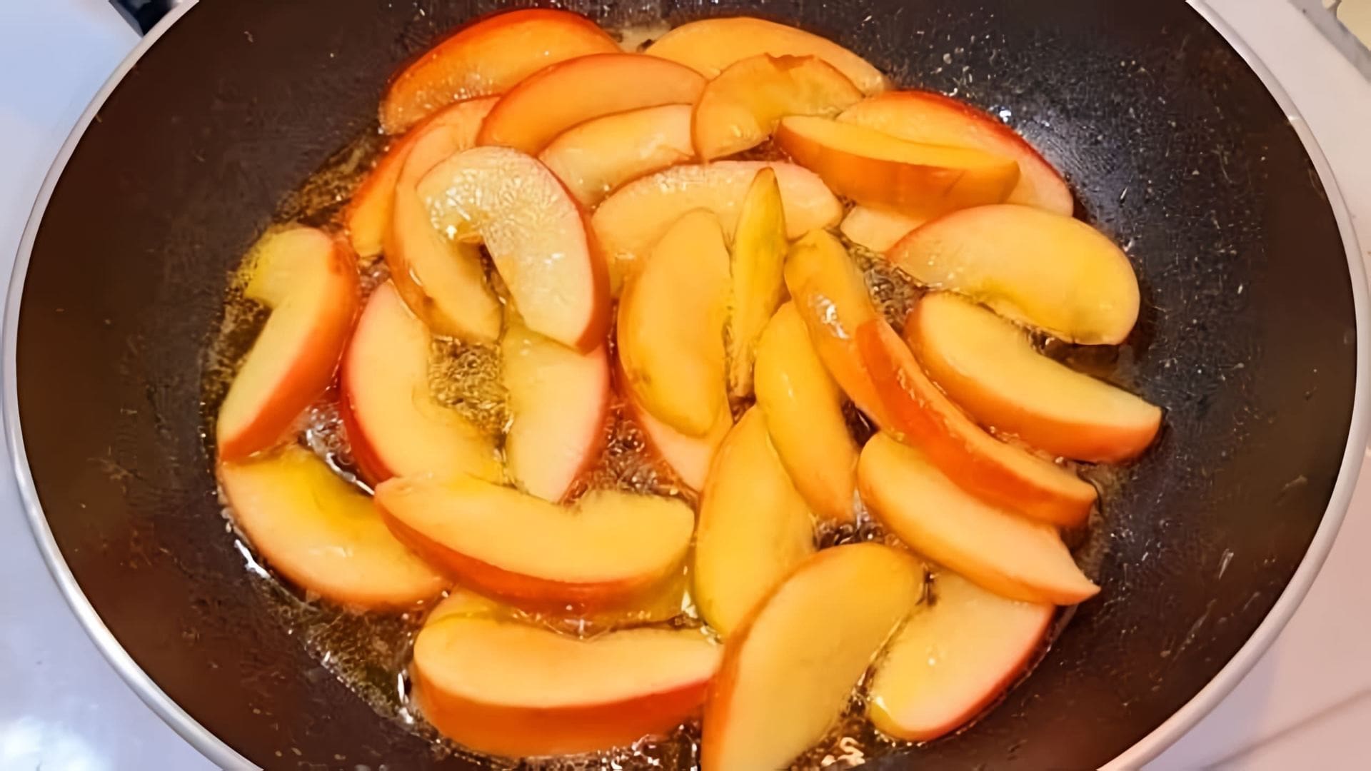 В этом видео-ролике вы увидите, как приготовить вкусный и быстрый завтрак - обжаренные яблоки в масле