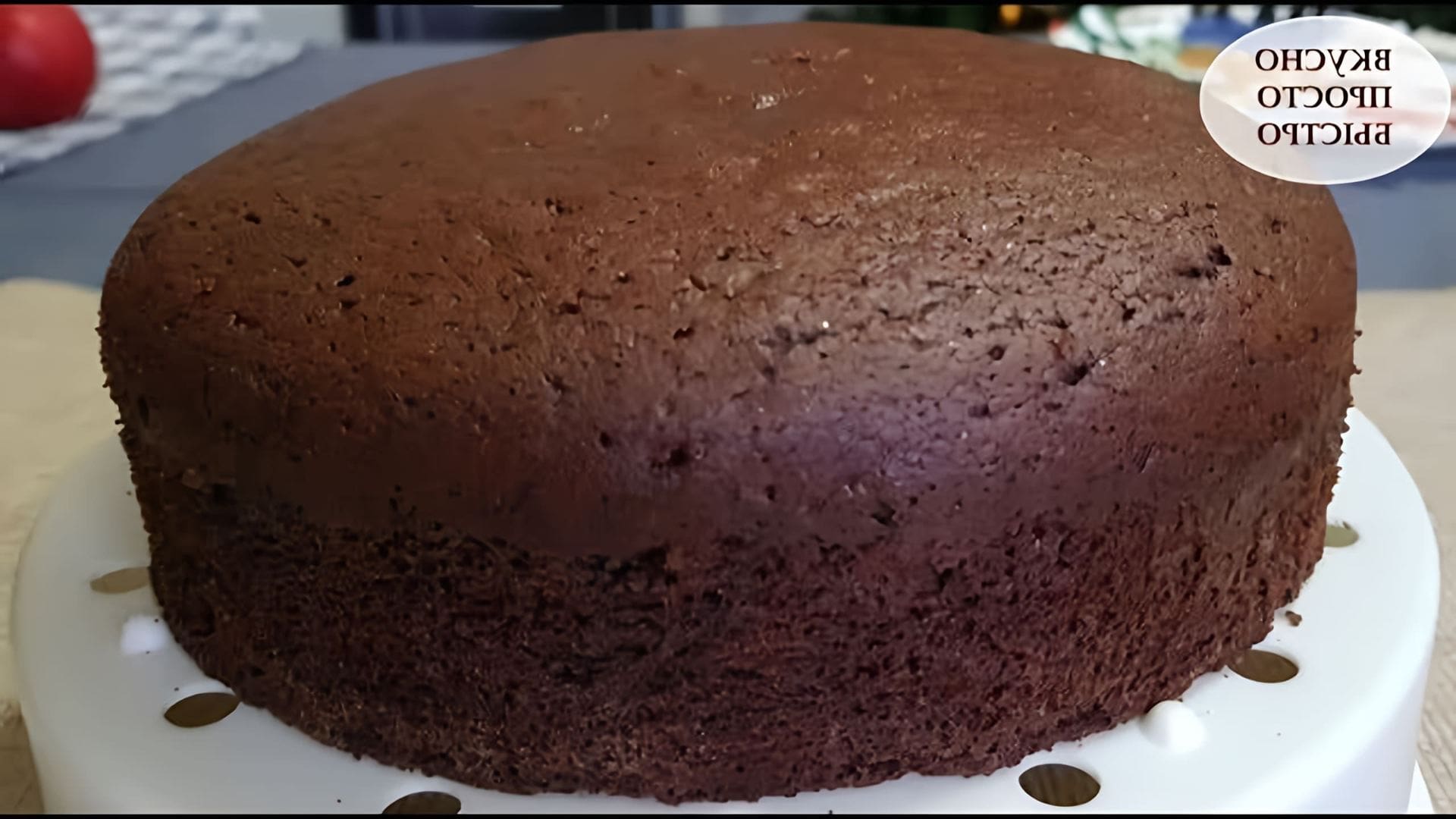 В этом видео Наталия показывает, как приготовить шоколадный бисквит для торта