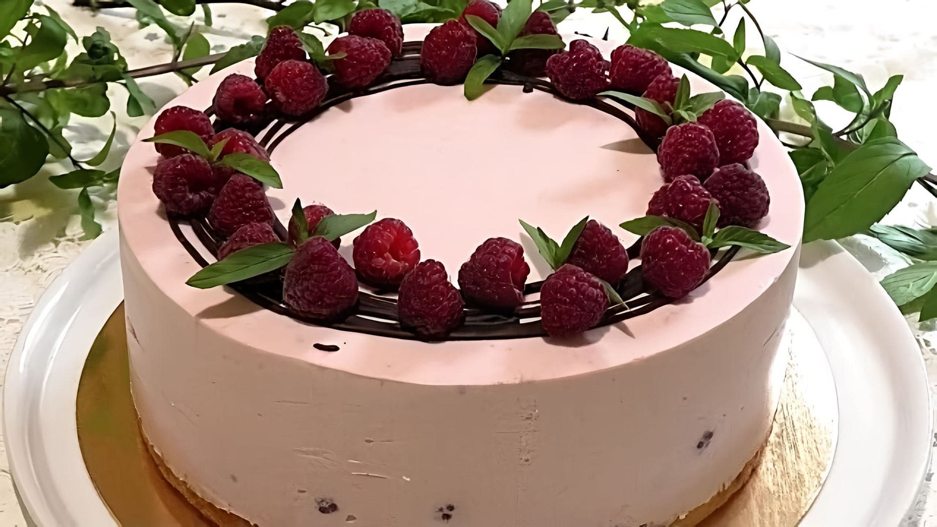 В этом видео демонстрируется процесс приготовления муссового малинового торта