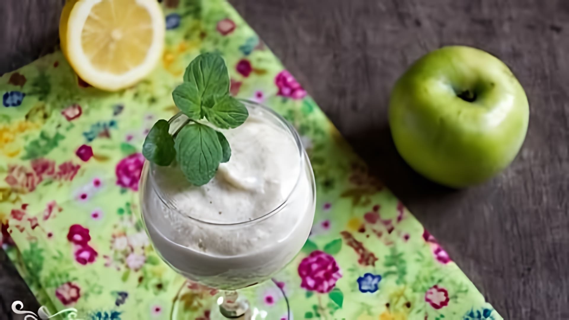 В этом видео демонстрируется рецепт приготовления яблочного крема