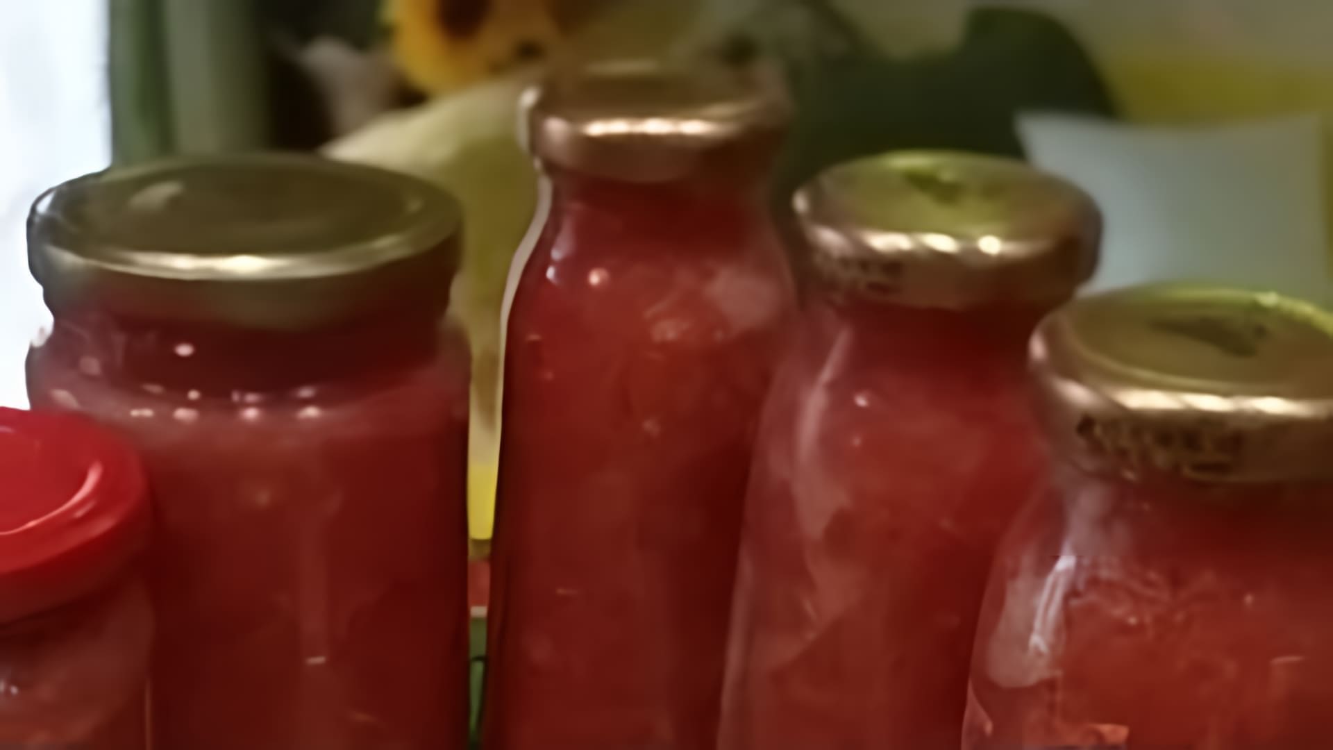 В этом видео-ролике вы увидите, как легко и просто приготовить хреновую закуску "Огонек" из помидоров, чеснока и перца