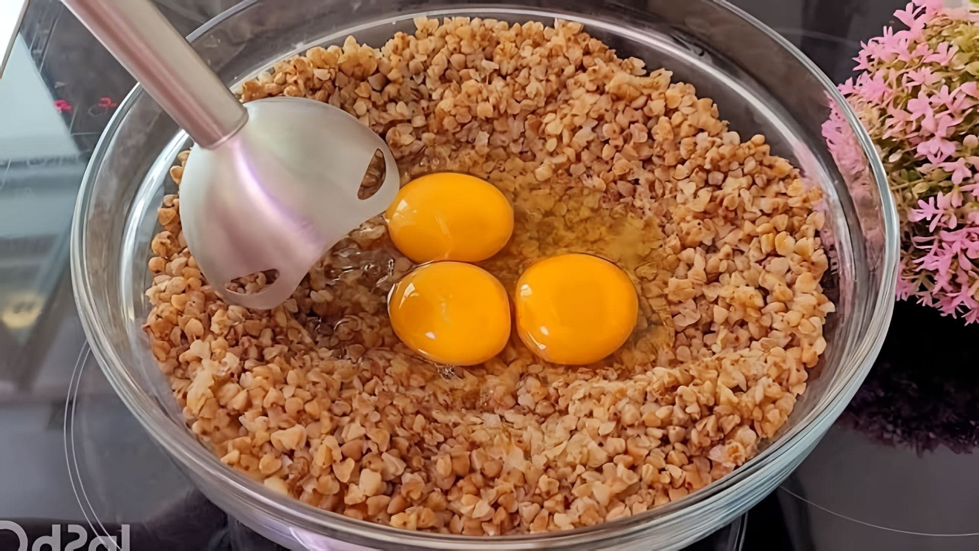 В этом видео-ролике рассказывается о необычном способе приготовления гречки с яйцом