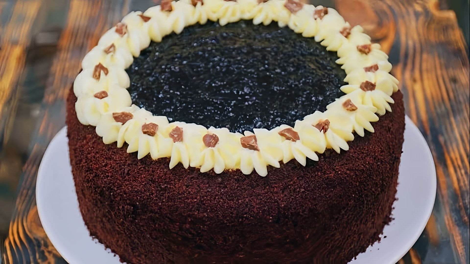 В этом видео Таня показывает рецепт приготовления торта "Звездная ночь"