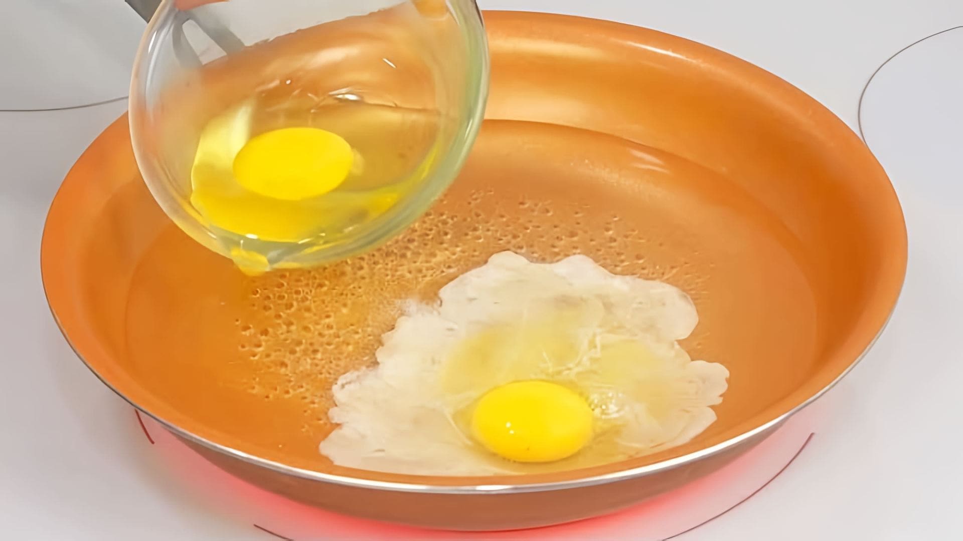 Видео представляет 7 рецептов приготовления омлетов/яичницы интересным способом, чтобы разнообразить завтрак