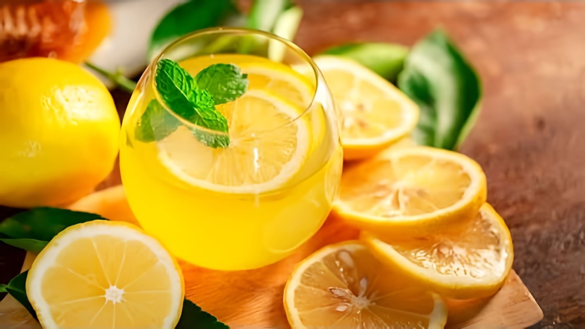 В этом видео демонстрируется рецепт домашнего лимонада, который можно приготовить в жаркую погоду