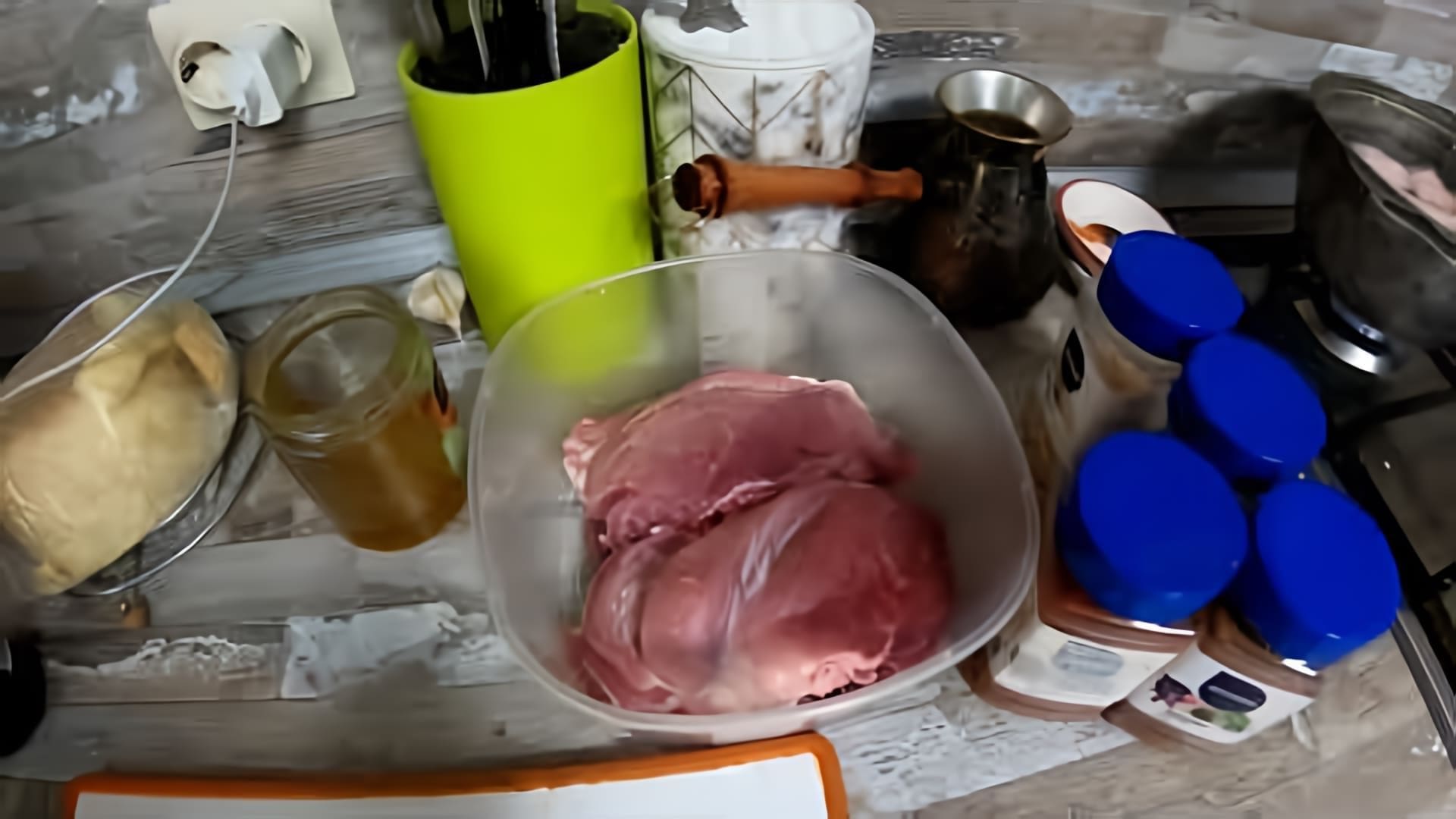 В этом видео демонстрируется рецепт приготовления мяса на углях с медом