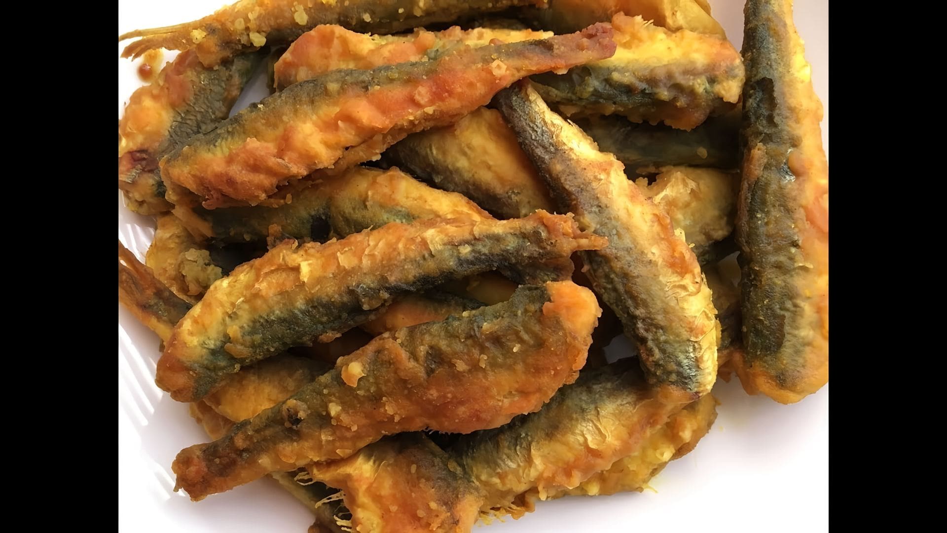 Хрустящая мойва в духовке. Мойва с картошкой. Рыба мойва в духовке. Хрустящая мойва в духовке. Мойва запеченная.