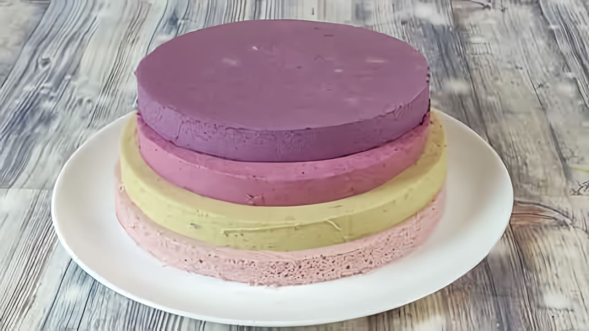 В этом видео демонстрируются рецепты четырех ягодных-фруктовых муссов для торта