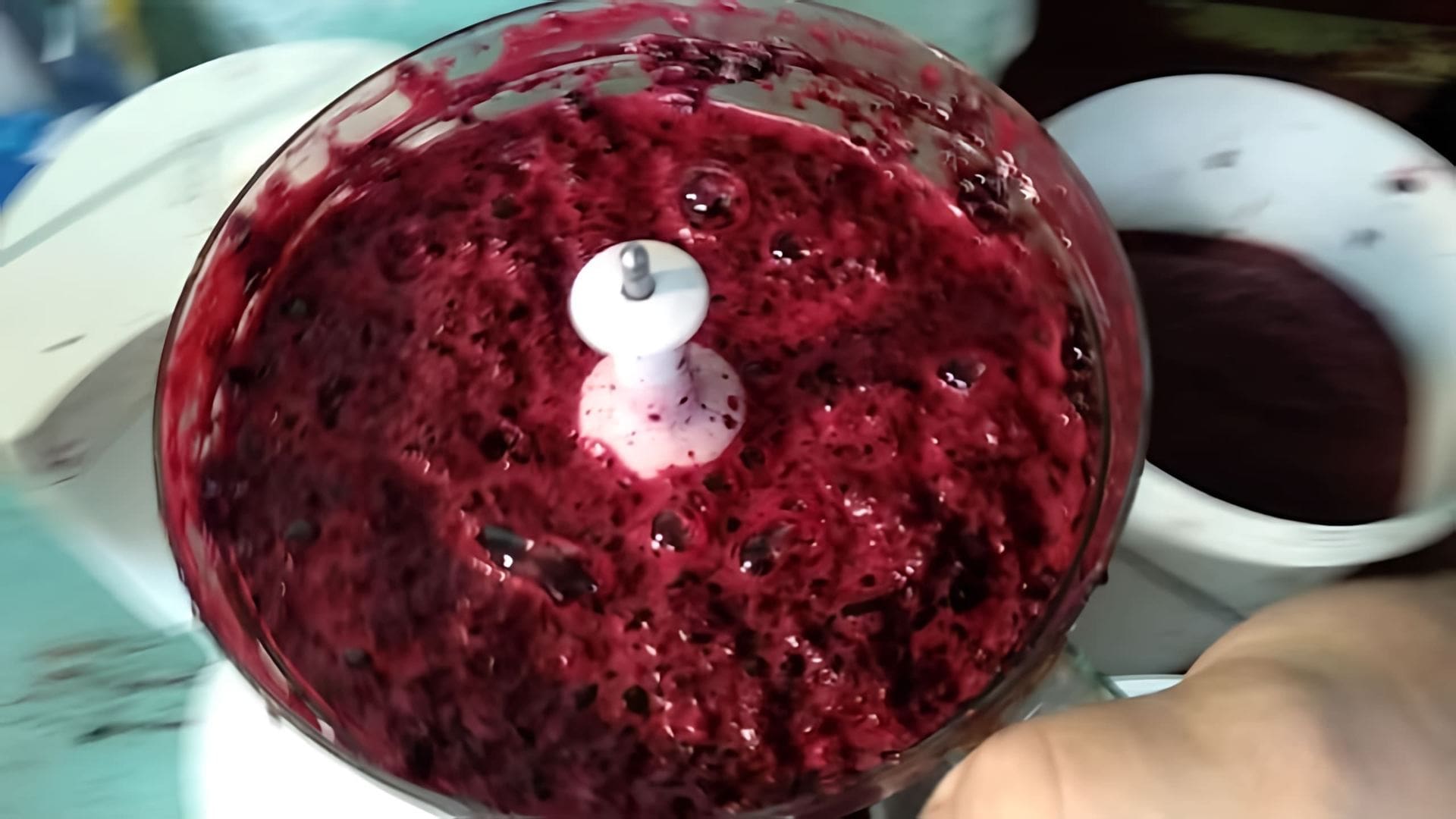 В данном видео демонстрируется рецепт приготовления вина из черноплодной рябины