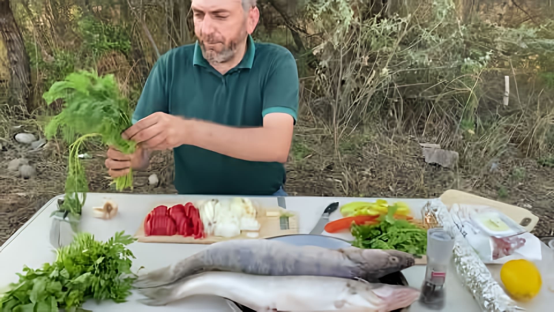В этом видео демонстрируется процесс приготовления судака в фольге с овощами