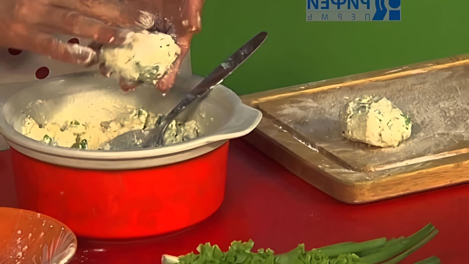 В этом видео рассказывается о приготовлении сырников с зеленым луком