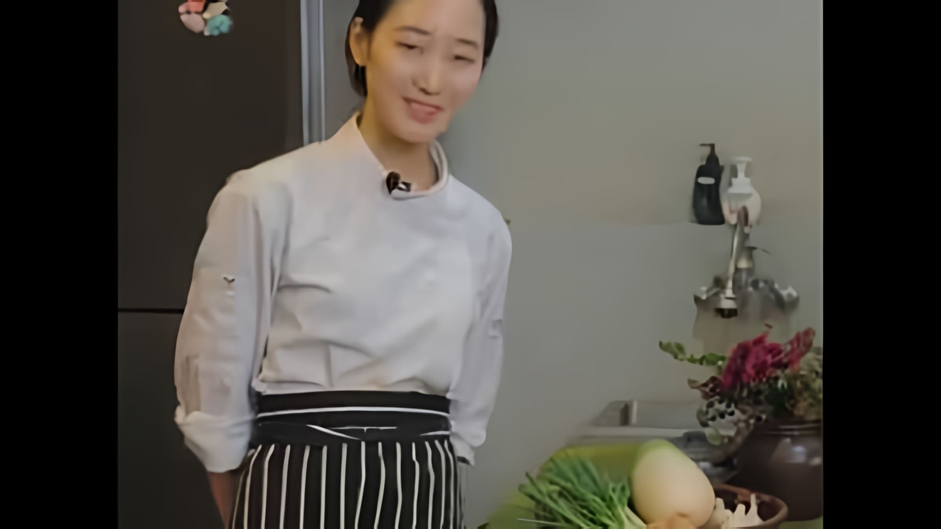 В этом видео демонстрируется процесс приготовления кимчи, традиционного корейского блюда