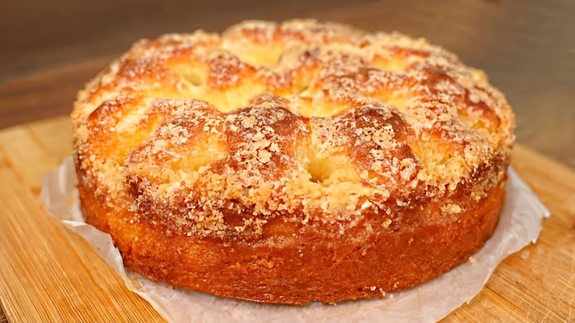 Видео рецепт мягкого сахарного пирога, который описывается как более простой в приготовлении, чем торт