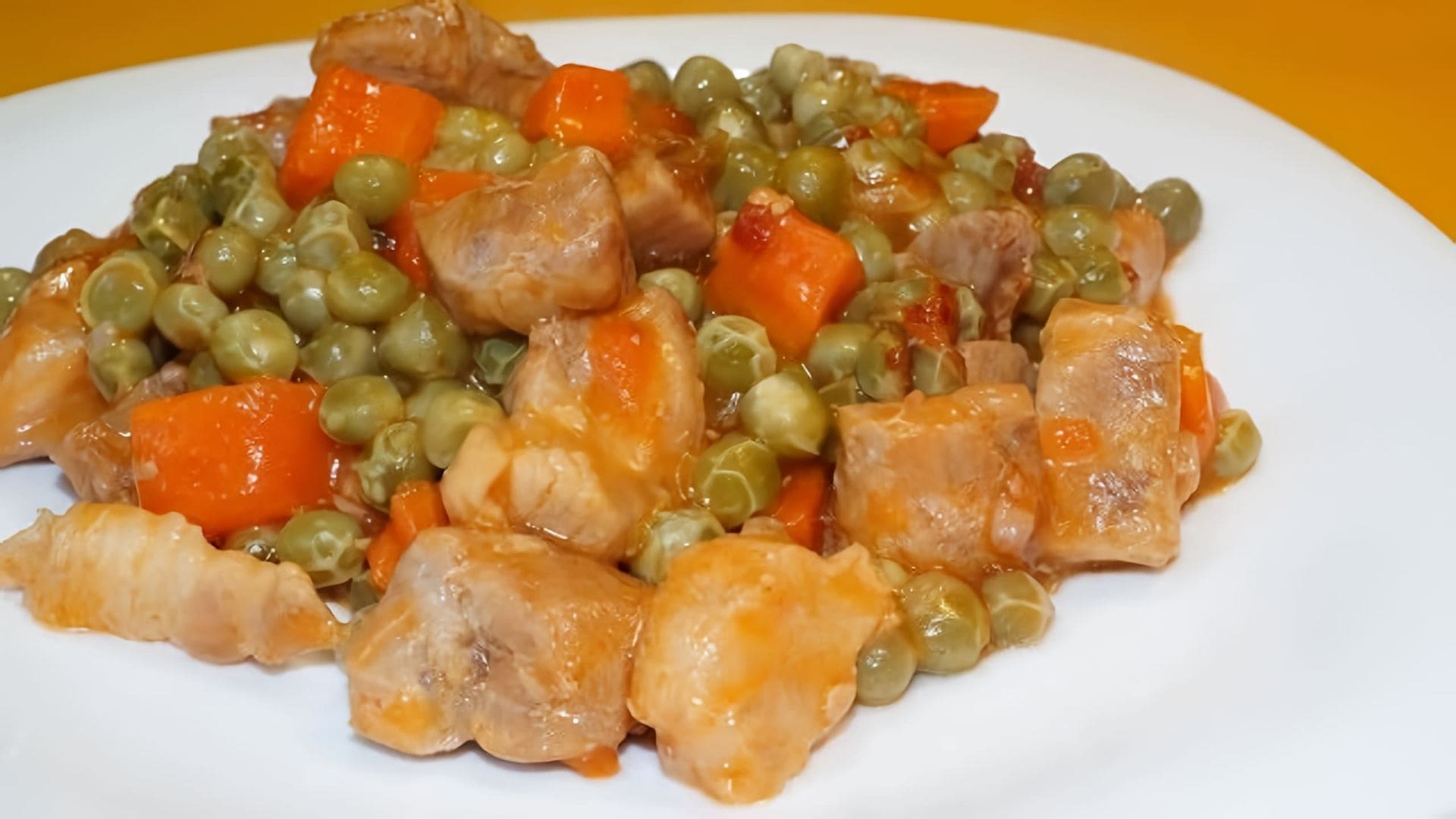 В этом видео демонстрируется процесс приготовления вкусного и простого блюда - свинины тушеной с морковью и зеленым горошком