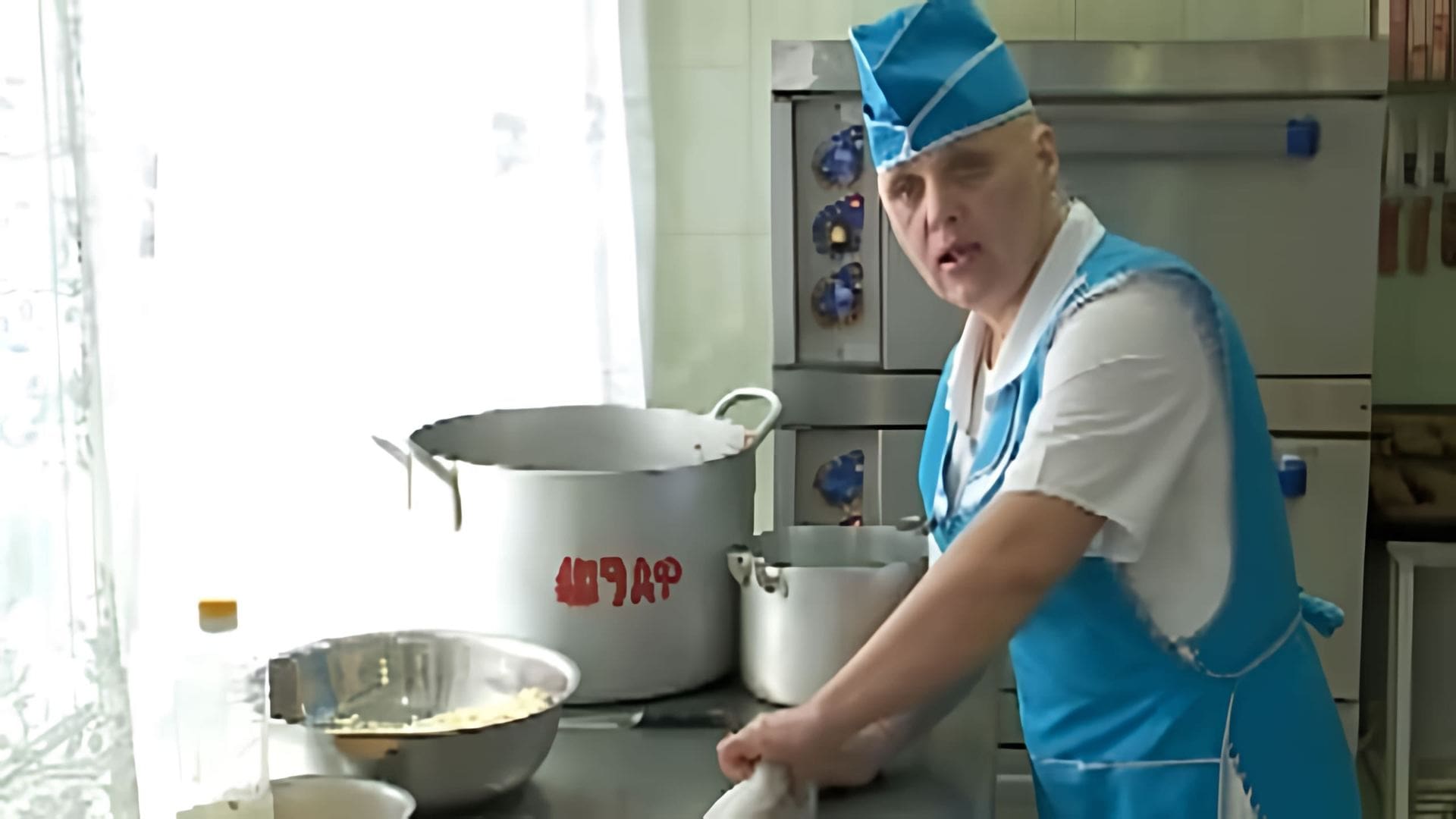 В этом видео повар в детском саду рассказывает о своей работе и показывает, как готовить мясной рулет