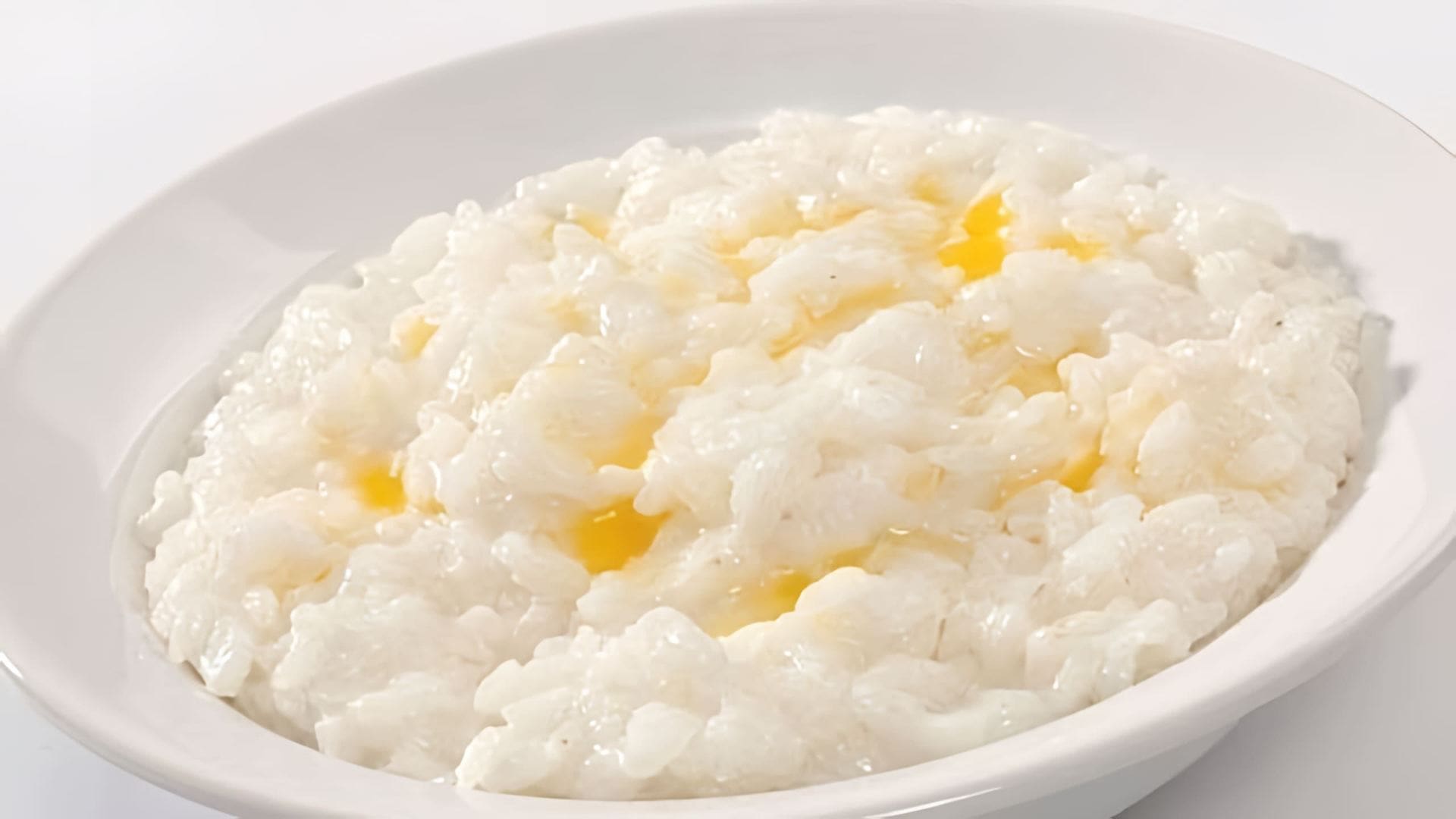 В данном видео демонстрируется процесс приготовления рисовой каши на молоке