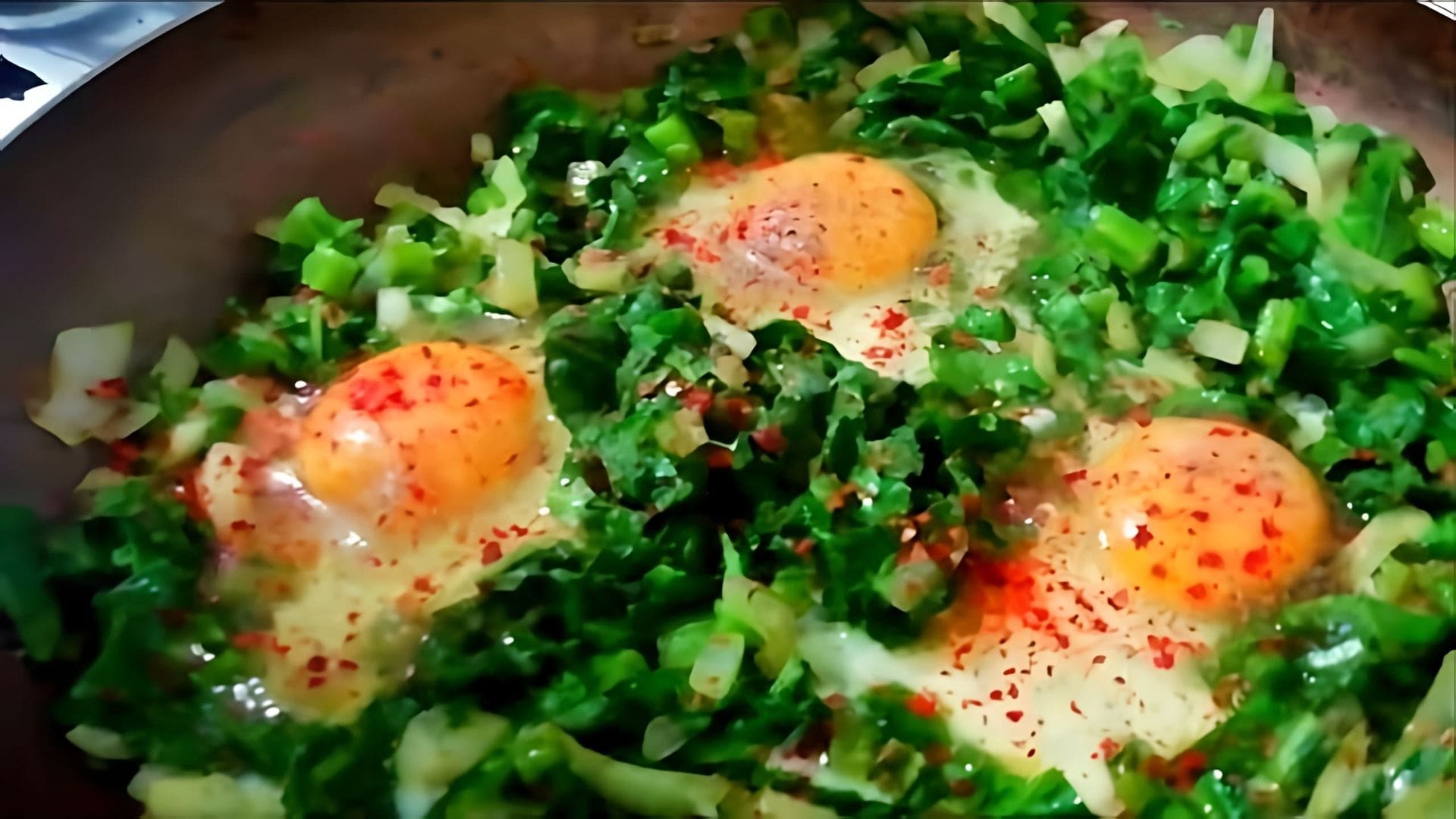В этом видео демонстрируется рецепт турецкого завтрака, включающего яичницу с пазы (мангольд) и традиционный турецкий чай