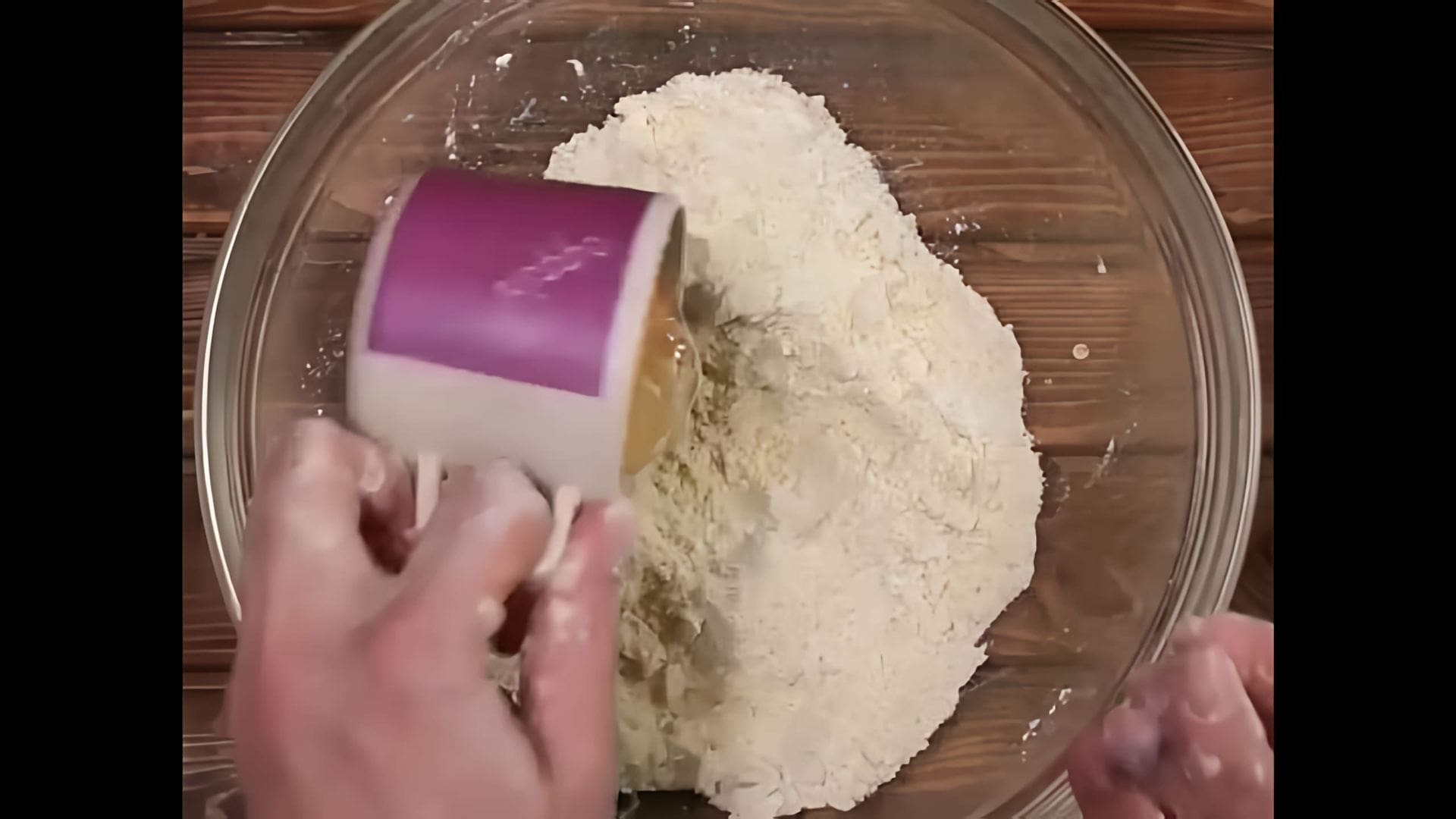 В этом видео-ролике представлен рецепт приготовления очень вкусного сметанника