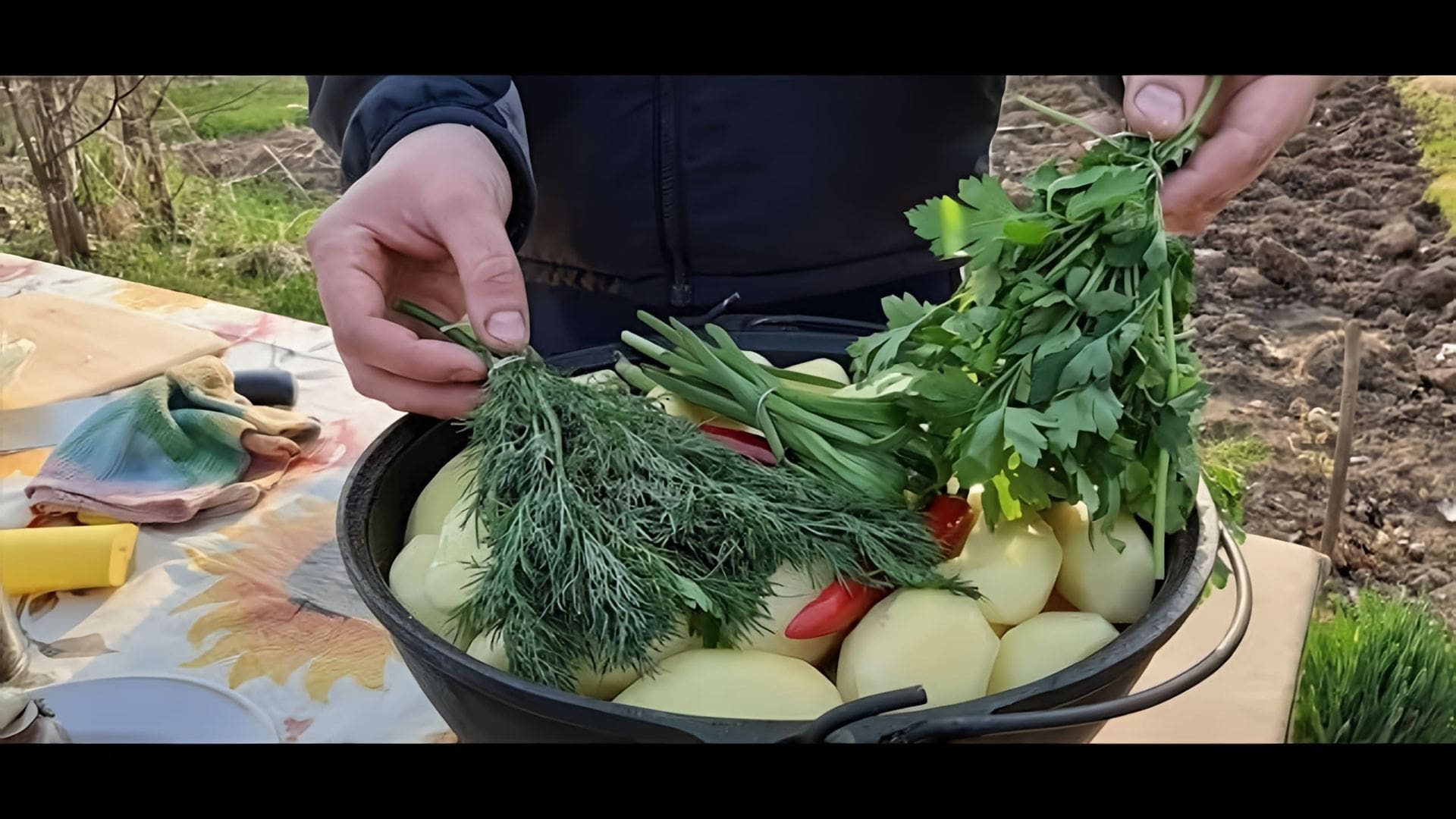 В этом видео демонстрируется процесс приготовления блюда узбекской кухни под названием "Басма из свинины"