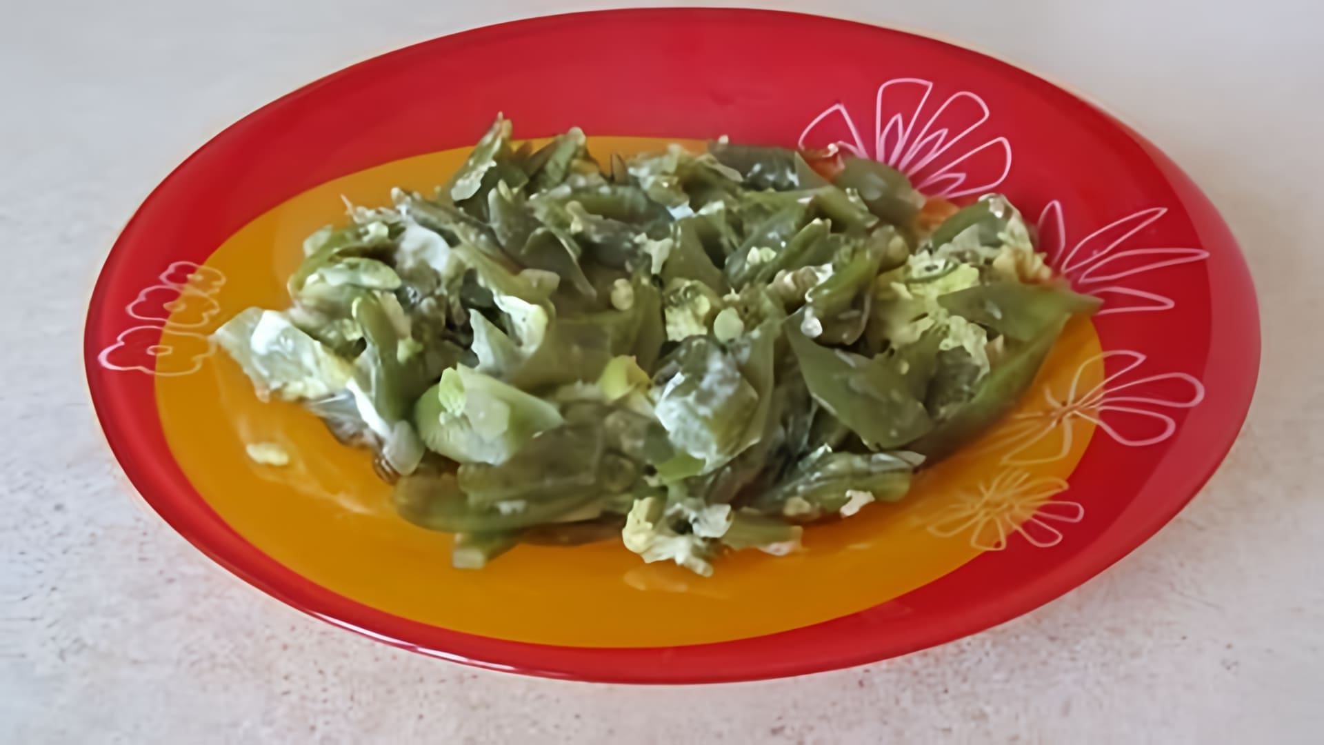 В этом видео демонстрируется рецепт приготовления тушеной зеленой фасоли