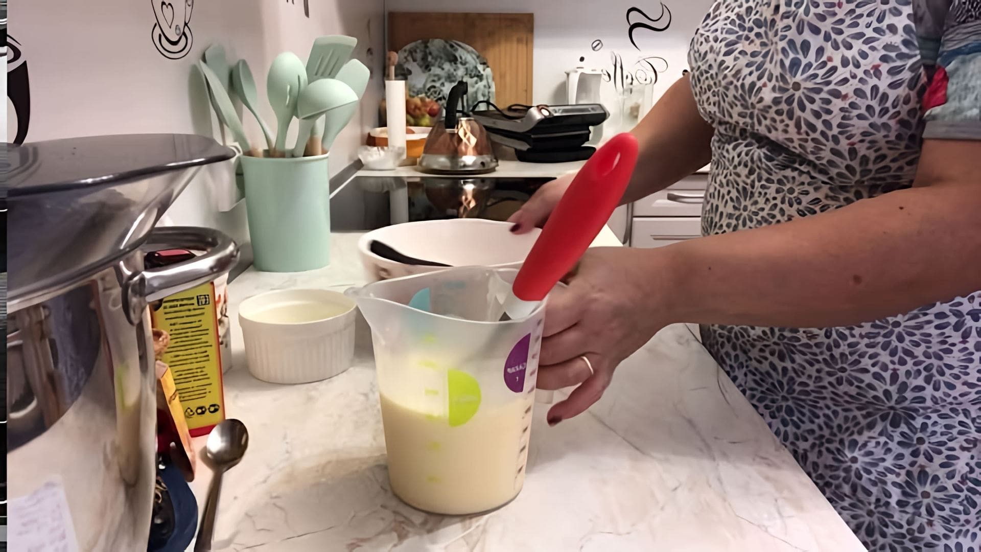 В этом видео демонстрируется процесс приготовления вафель на кефире