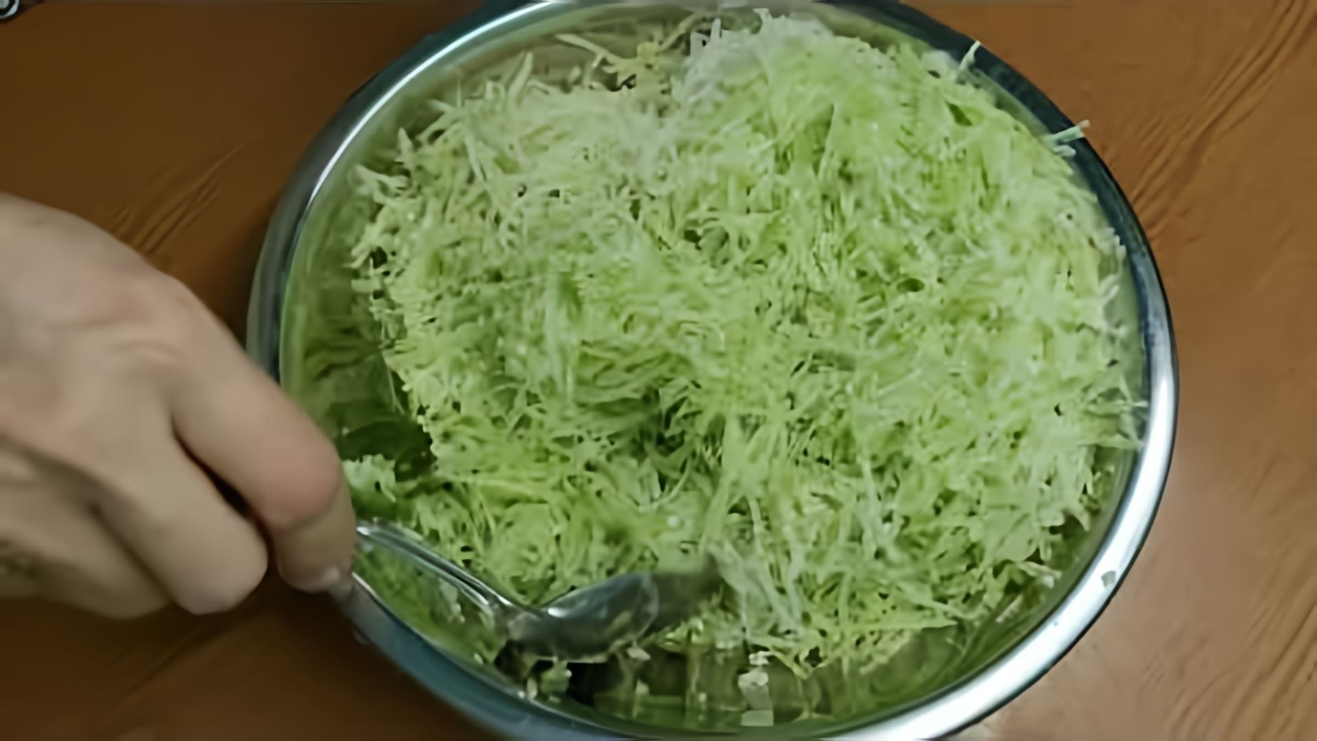 В этом видео демонстрируется простой и быстрый рецепт салата из зеленой редьки с добавлением сметаны и соли