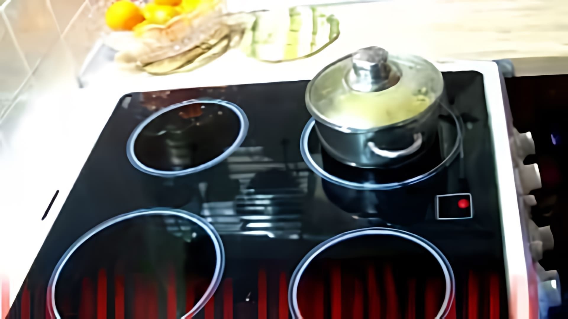 В этом видео-ролике рассказывается о том, как приготовить овощной суп для детей с 8 месяцев