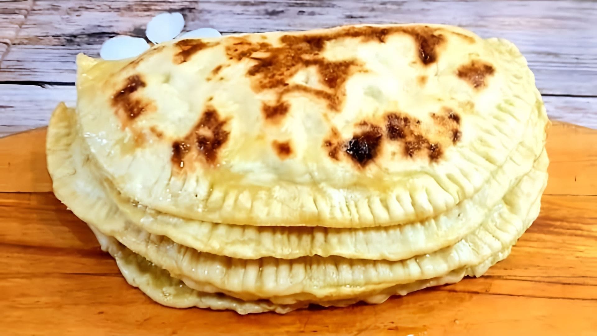 В этом видео демонстрируется процесс приготовления дагестанского блюда "чуду" с творогом и зеленью на сухой сковороде
