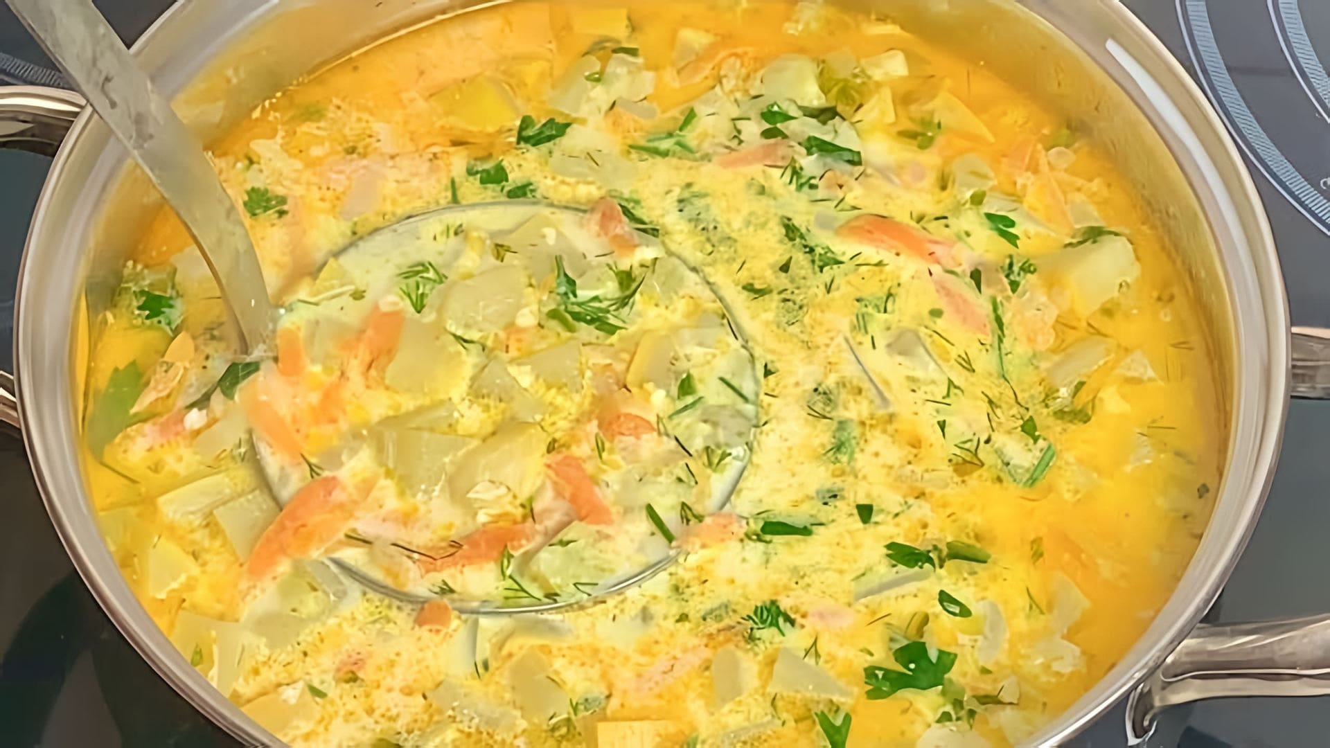 Суп содержит лук, морковь, цуккини, картофель и травы, такие как укроп и петрушка