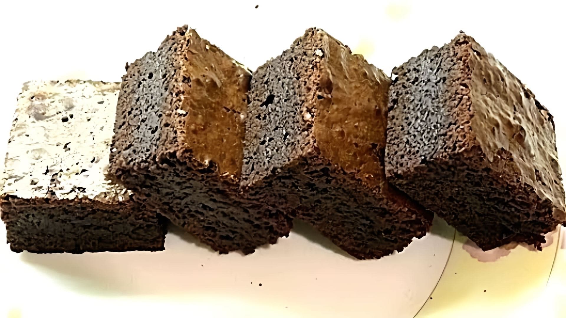 В этом видео демонстрируется процесс приготовления шоколадных брауни по рецепту Джулии Чайлд