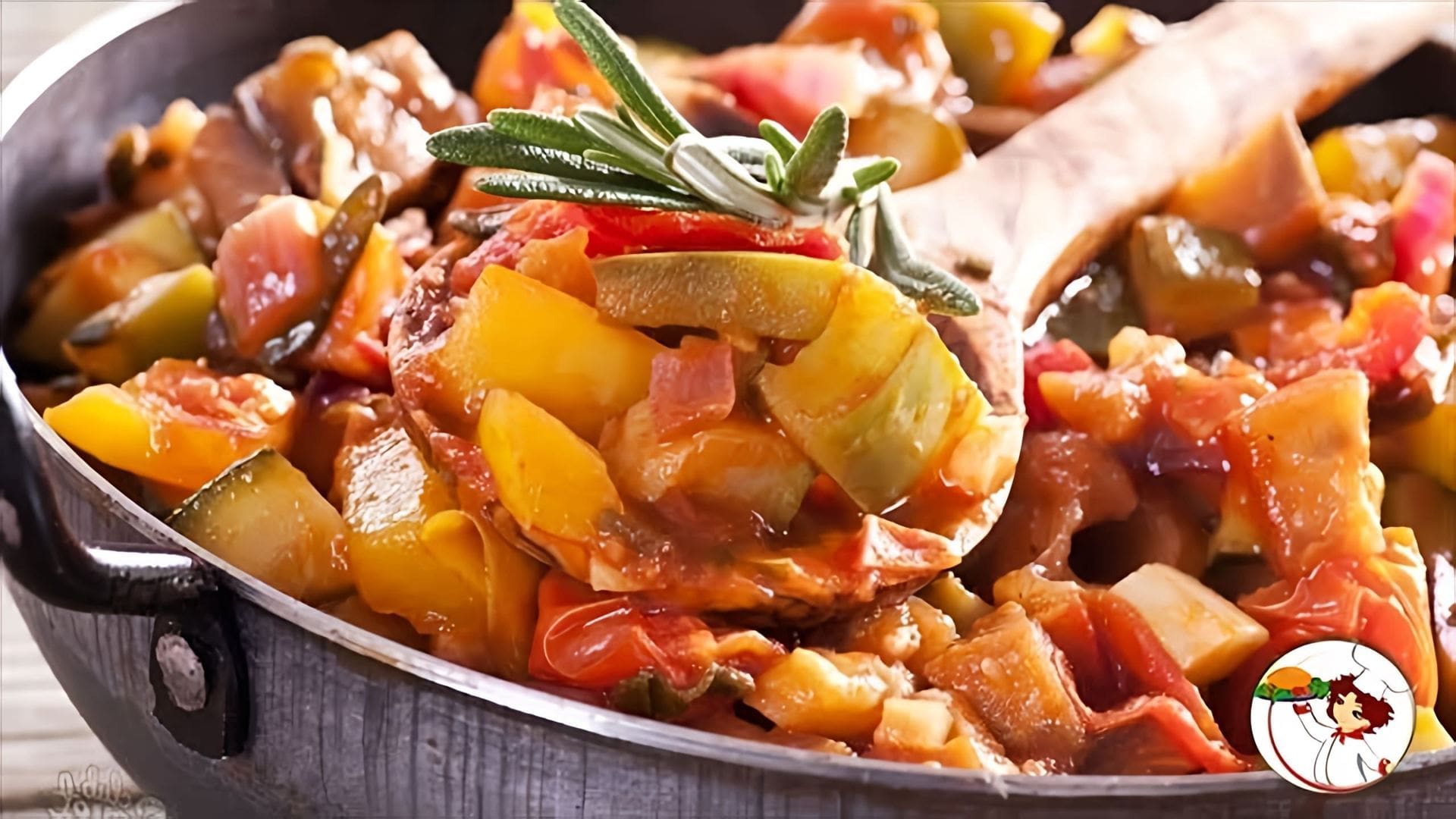 В этом видео демонстрируется рецепт овощного рагу с картофелем, кабачками и капустой
