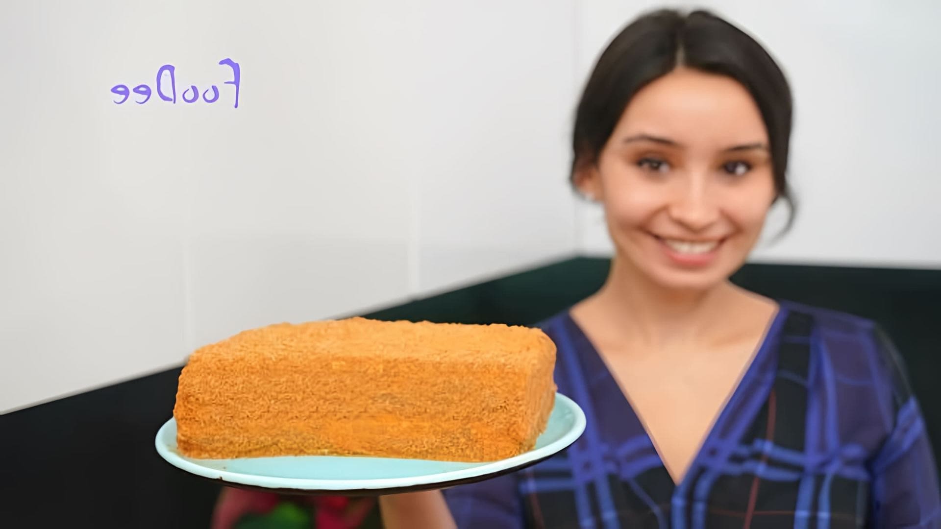 В этом видео демонстрируется рецепт приготовления торта Медовик, который готовится всего за 30 минут