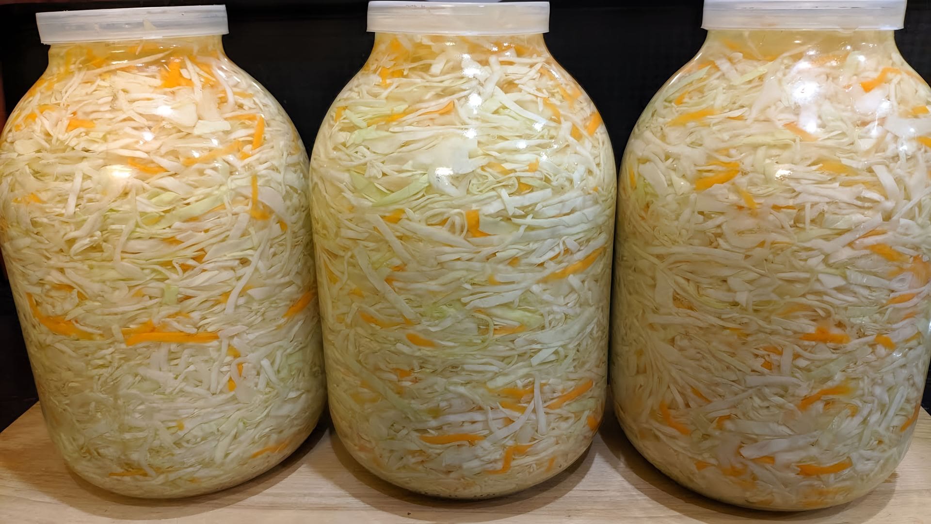 Как мариновать капусту на зиму в банках