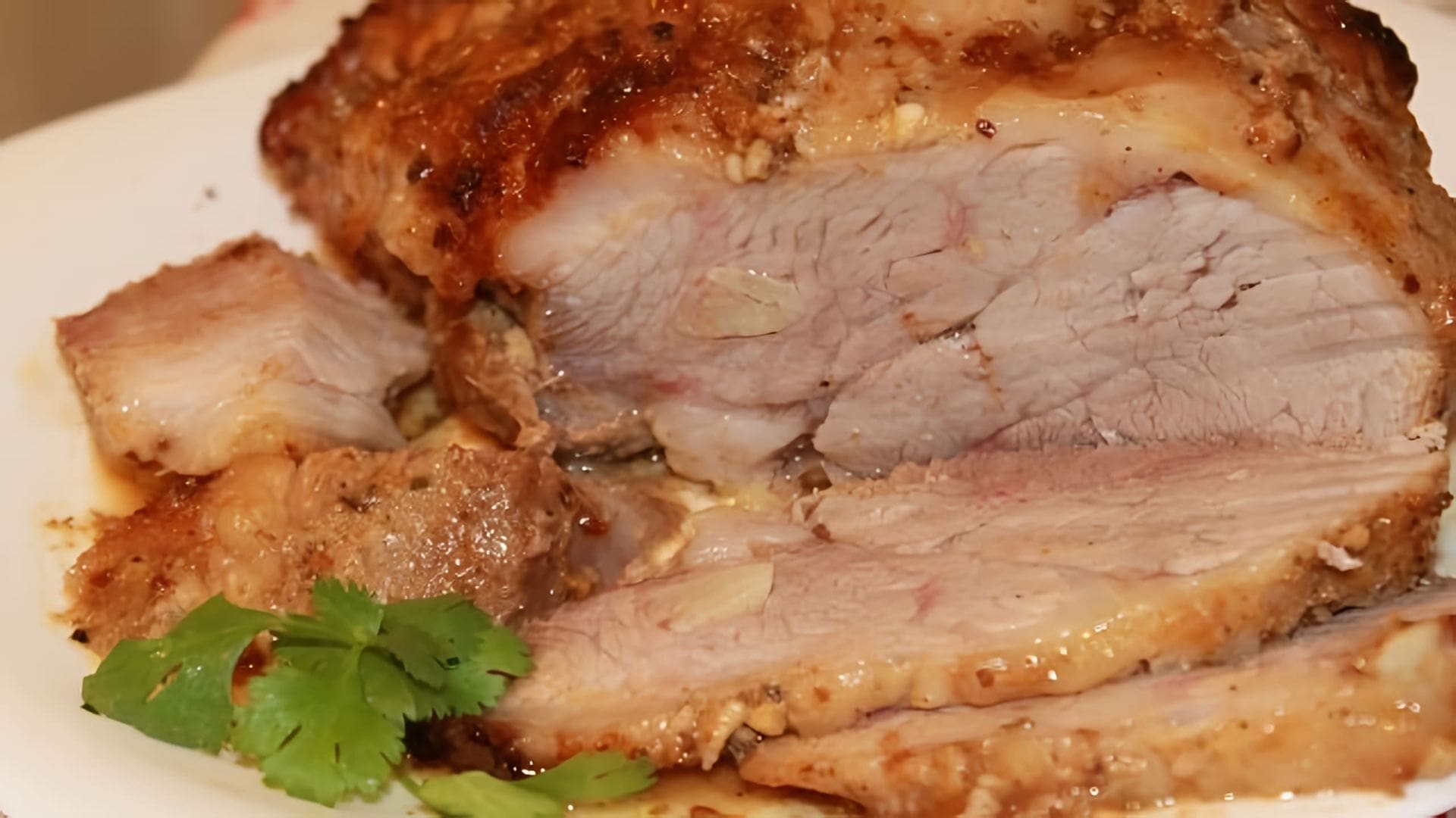 В этом видео демонстрируется процесс приготовления буженины из свинины по-домашнему