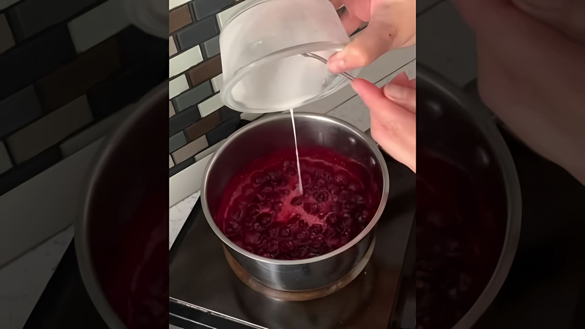 В этом видео демонстрируется рецепт приготовления вишневой начинки для торта или капкейков