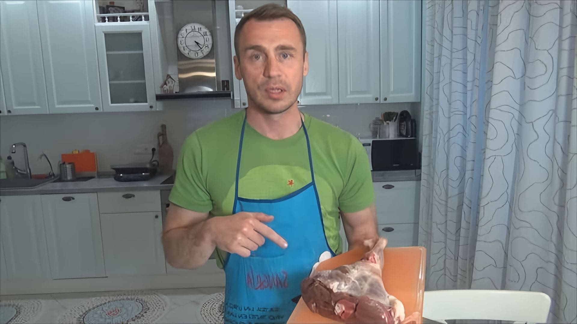 В этом видео демонстрируется рецепт приготовления бараньей ноги в духовке