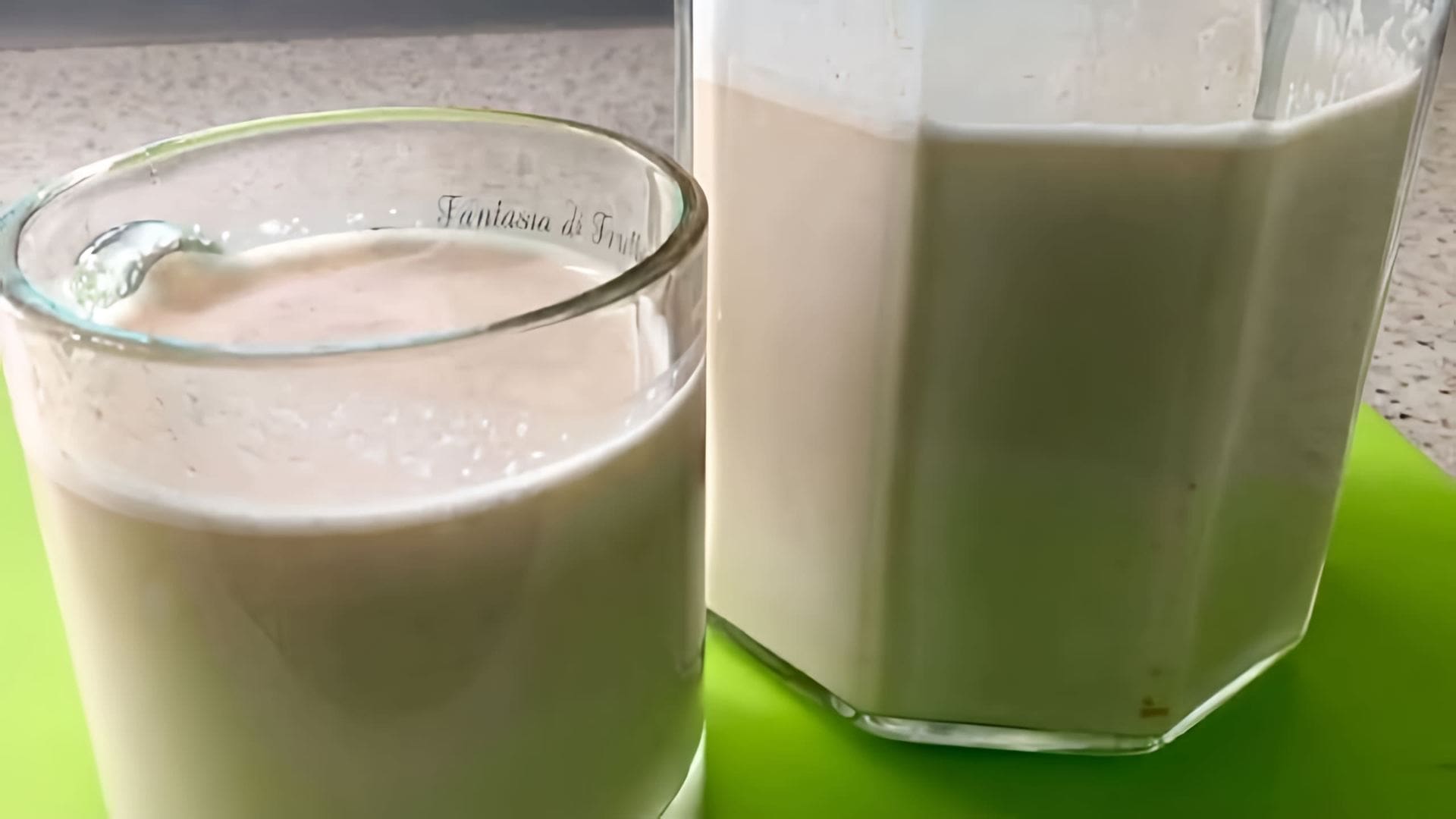 В этом видео демонстрируется рецепт приготовления овсяного молока